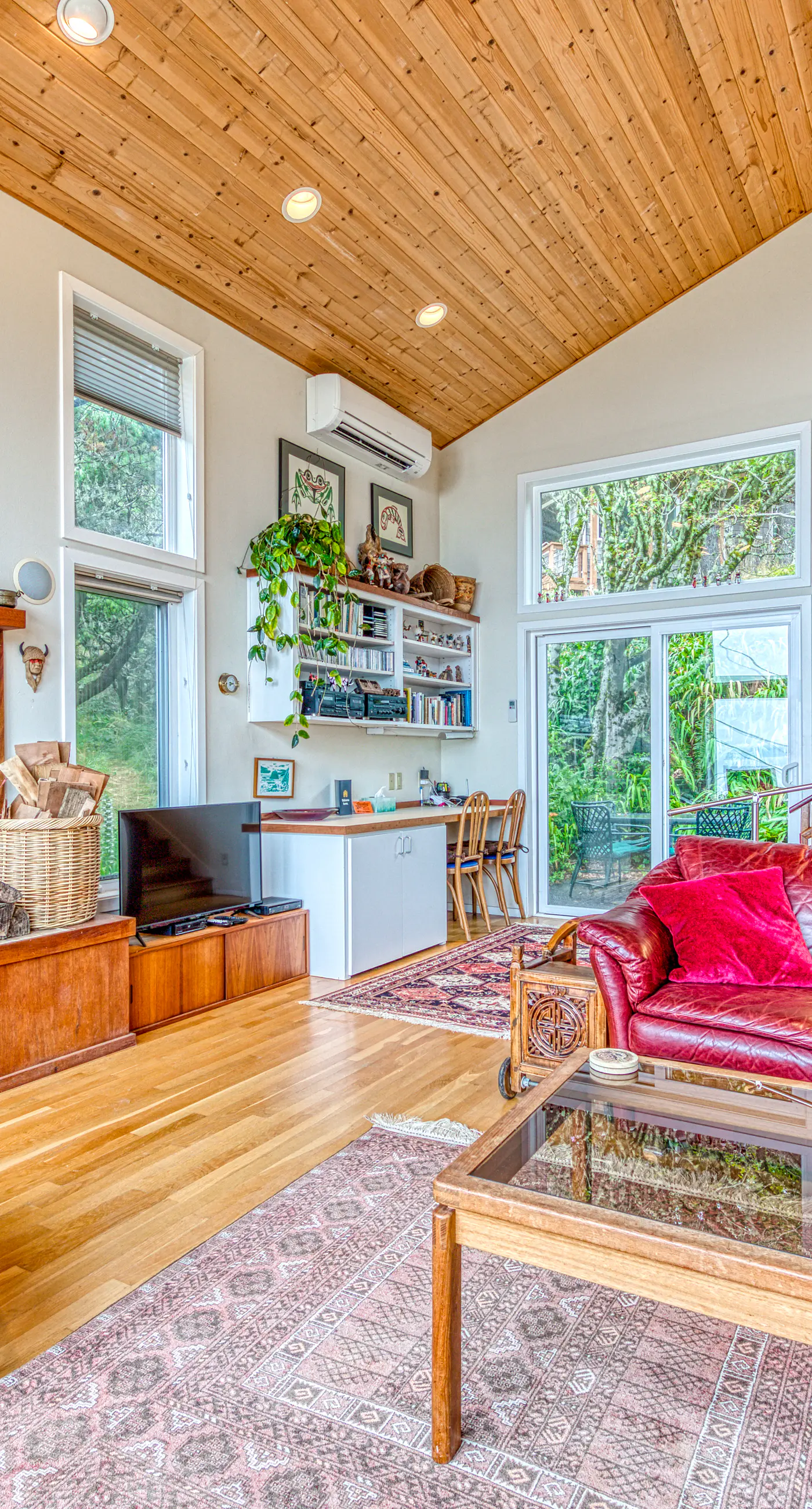 Hillside home with exceptional ocean view near the beach dog friendly