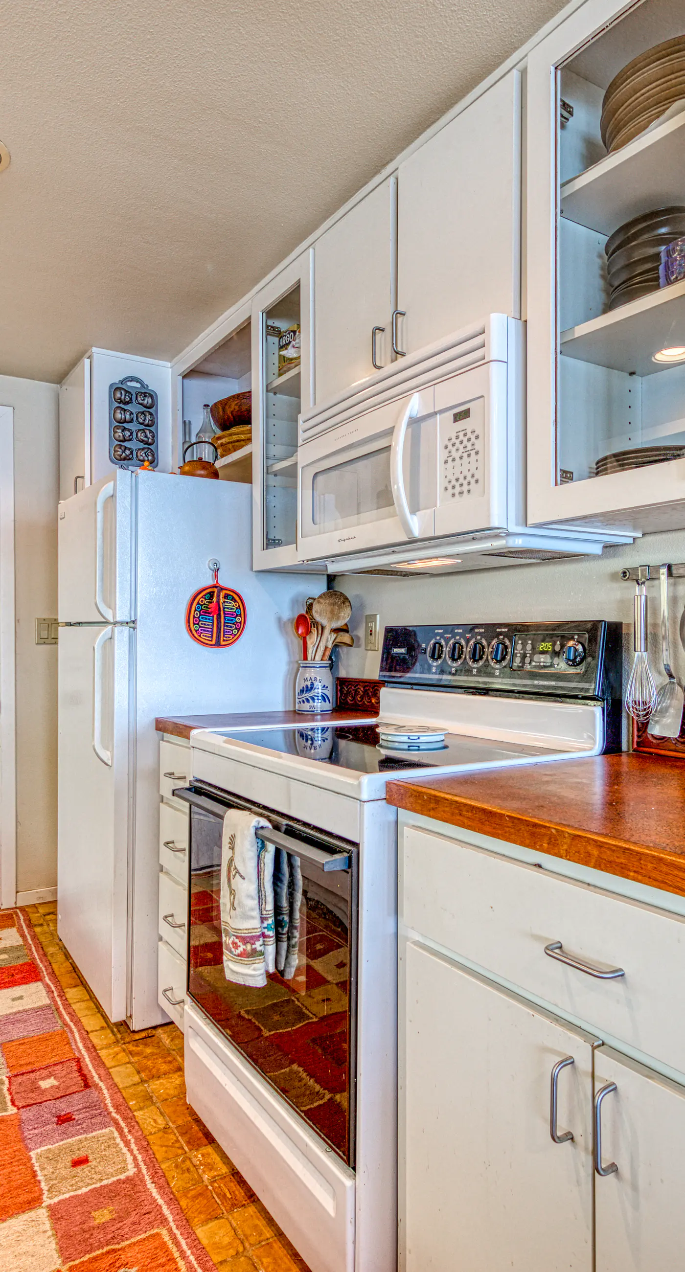 Hillside home with exceptional ocean view near the beach dog friendly