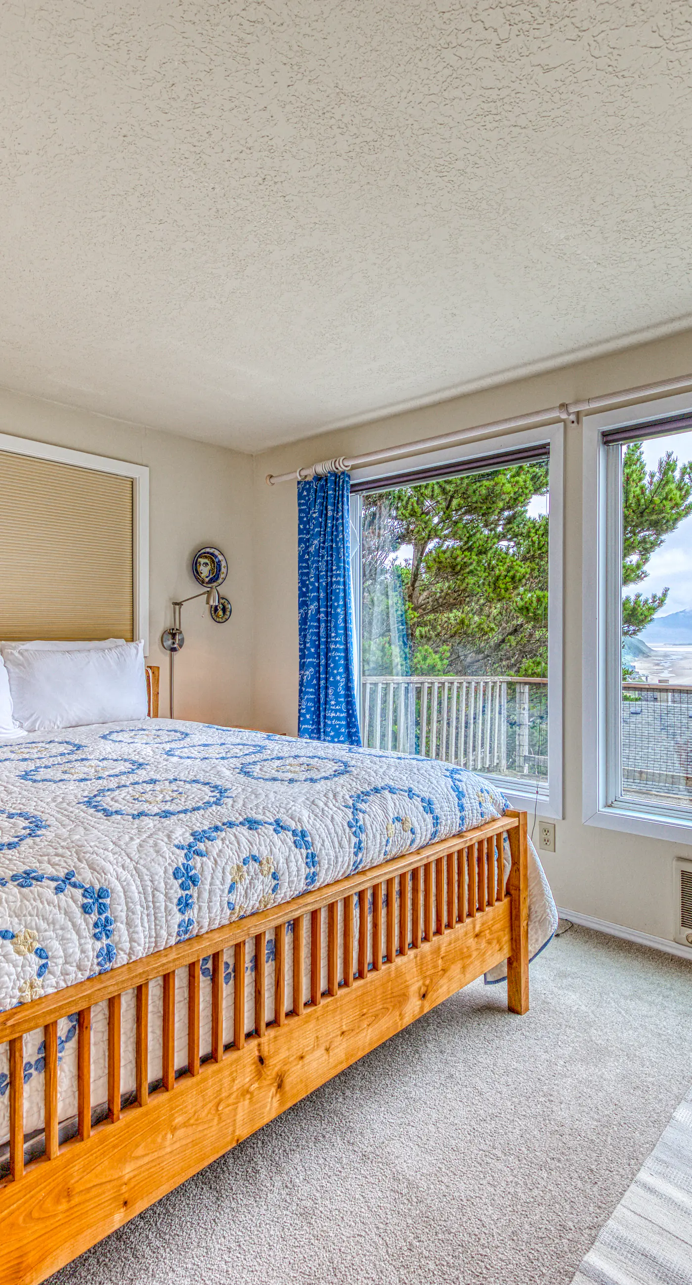 Hillside home with exceptional ocean view near the beach dog friendly