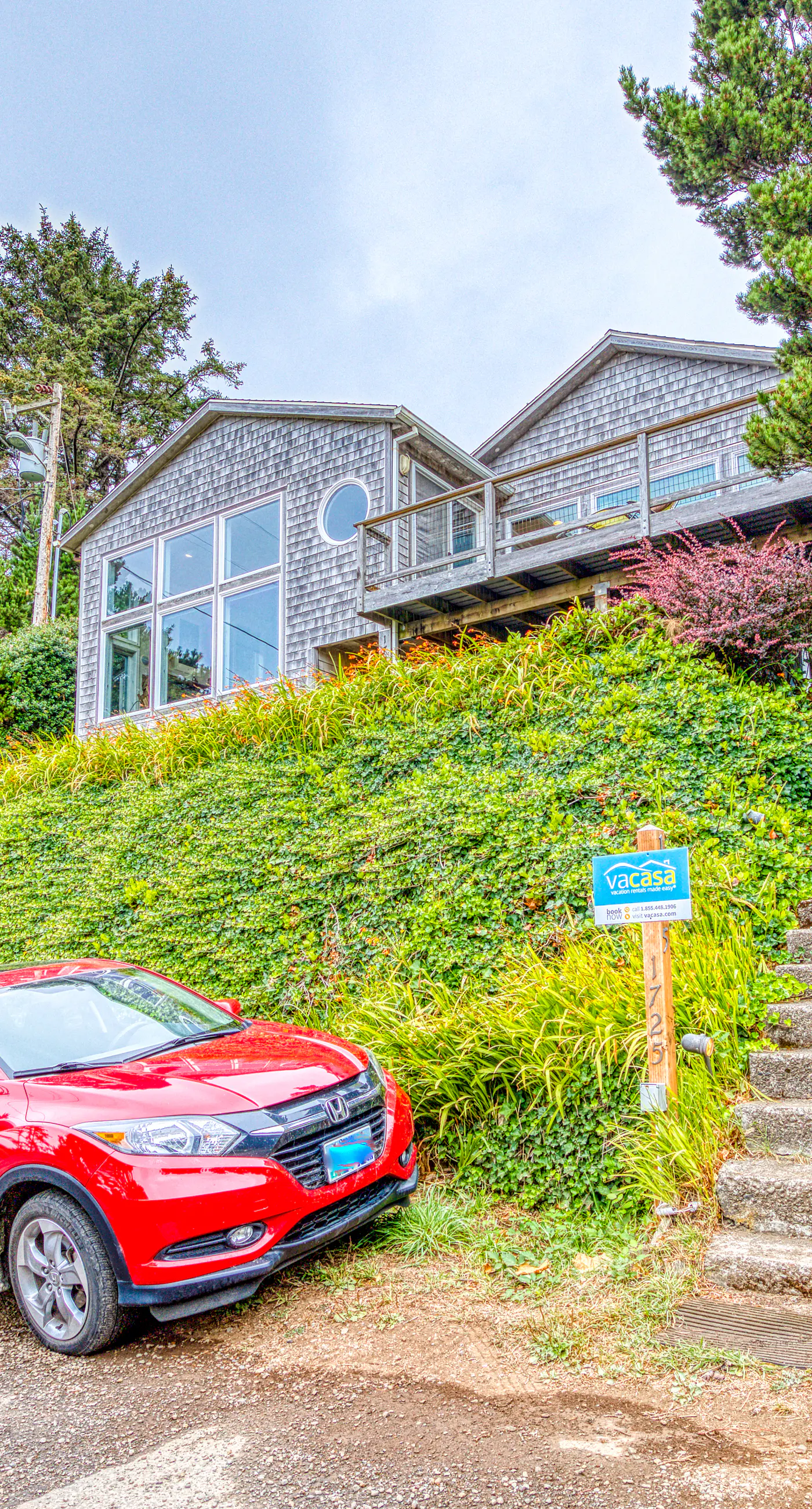 Hillside home with exceptional ocean view near the beach dog friendly