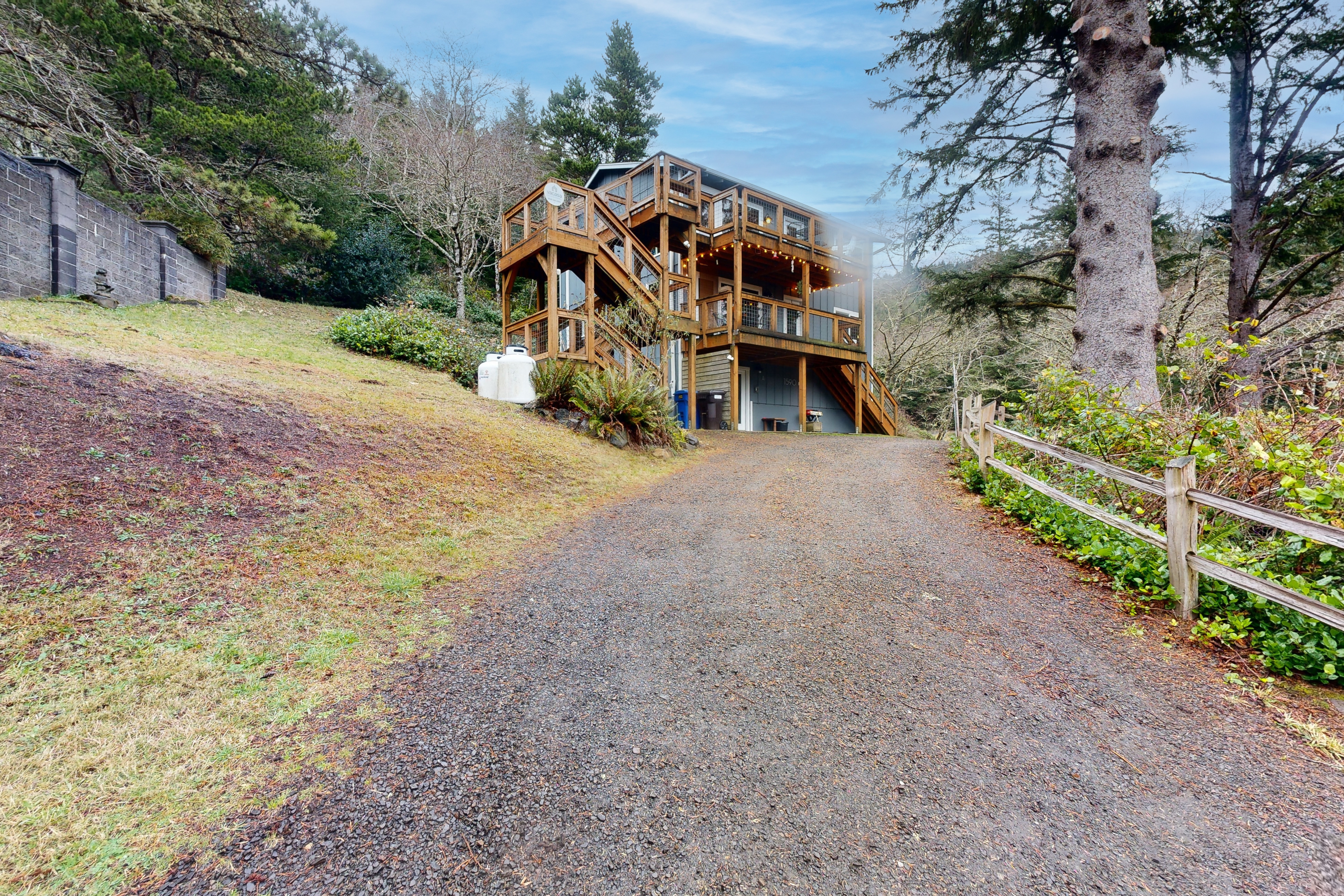Woodsy retreat near the beach with WiFi washer dryer and gas fireplace