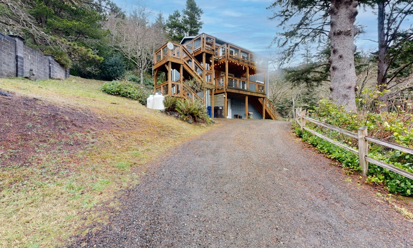 Woodsy retreat near the beach with WiFi washer dryer and gas fireplace