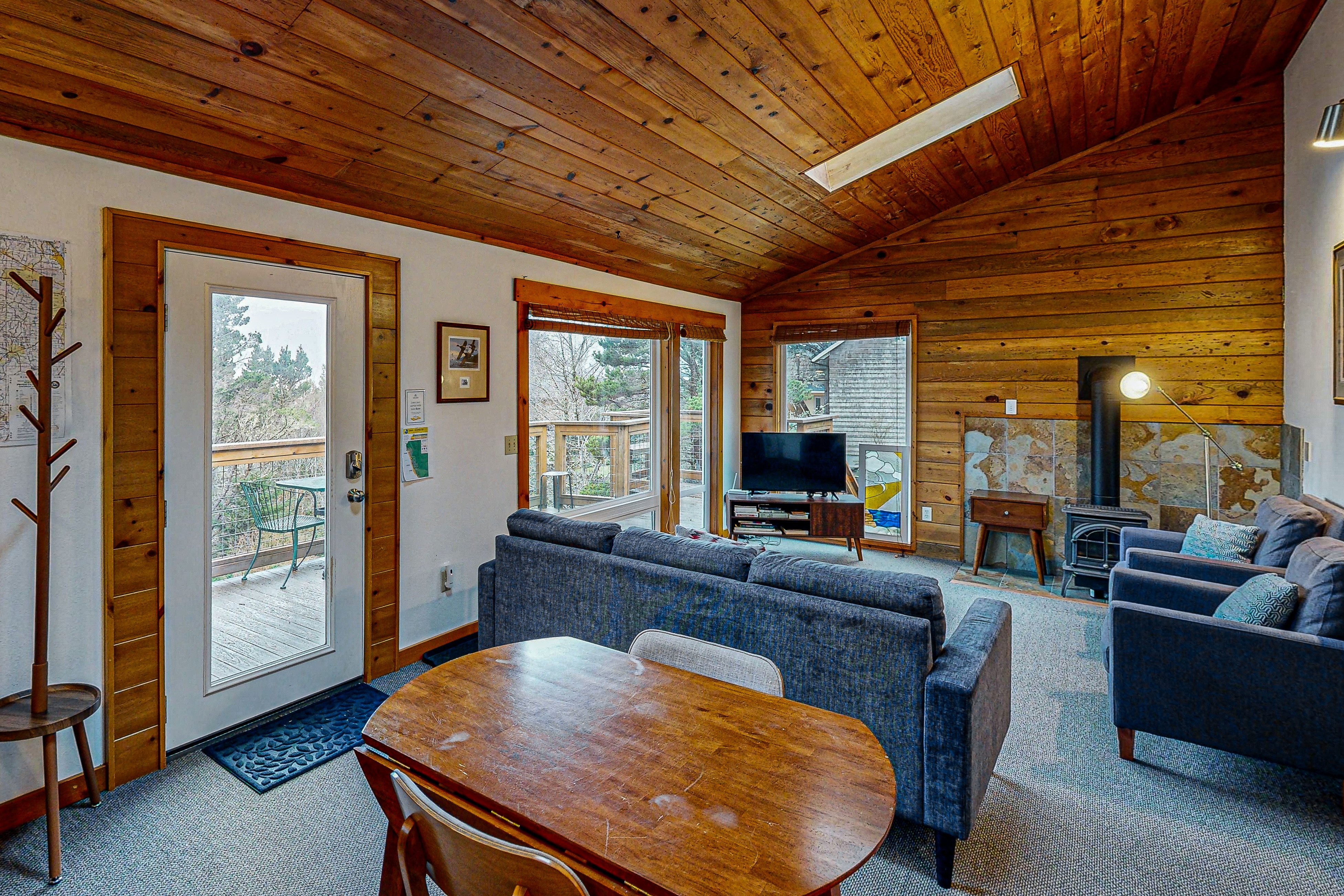 Woodsy retreat near the beach with WiFi washer dryer and gas fireplace