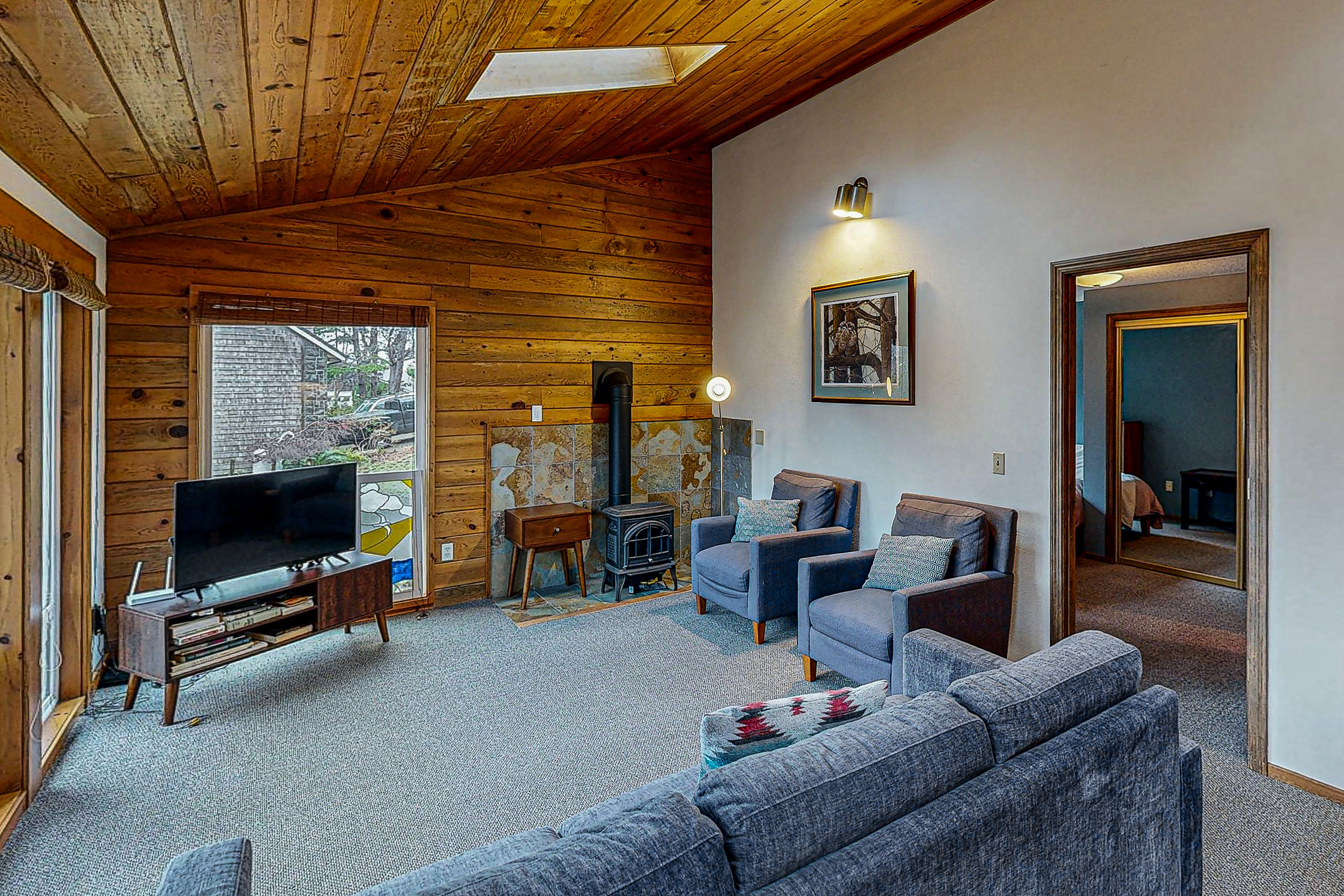 Woodsy retreat near the beach with WiFi washer dryer and gas fireplace