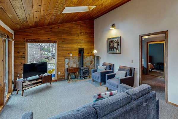 Woodsy retreat near the beach with WiFi washer dryer and gas fireplace