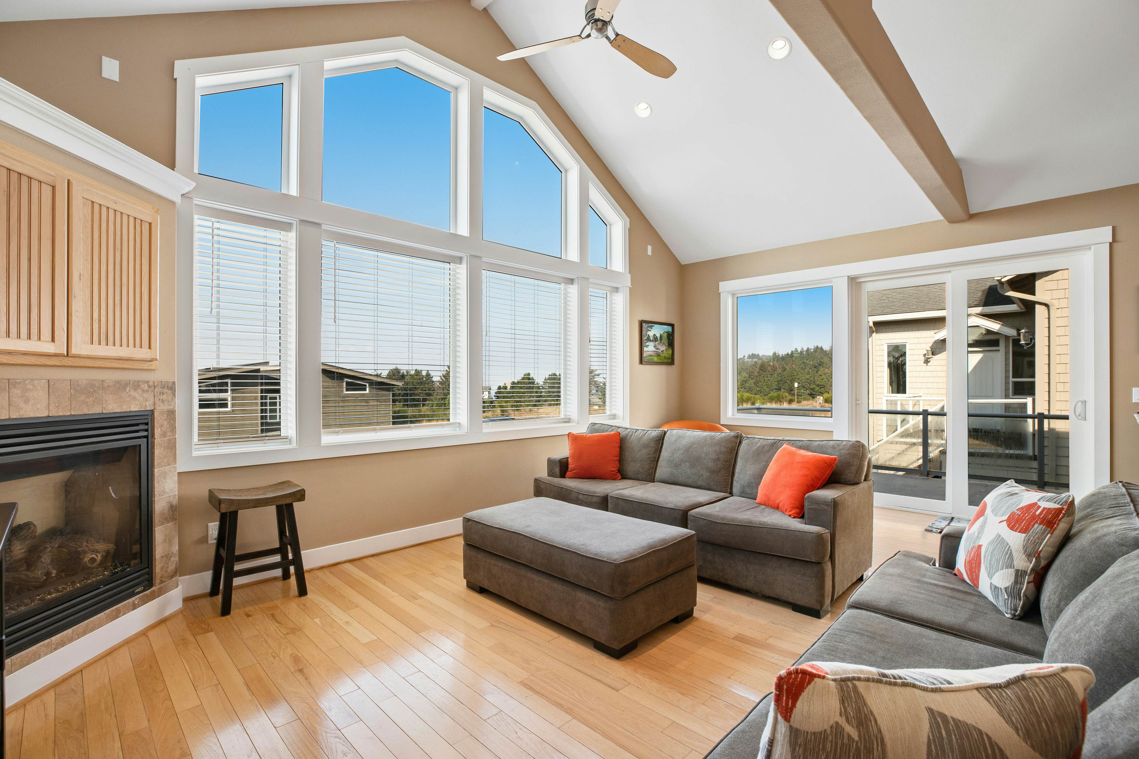 Dog-friendly beach home ideal for entertaining with 2 fireplaces & great kitchen