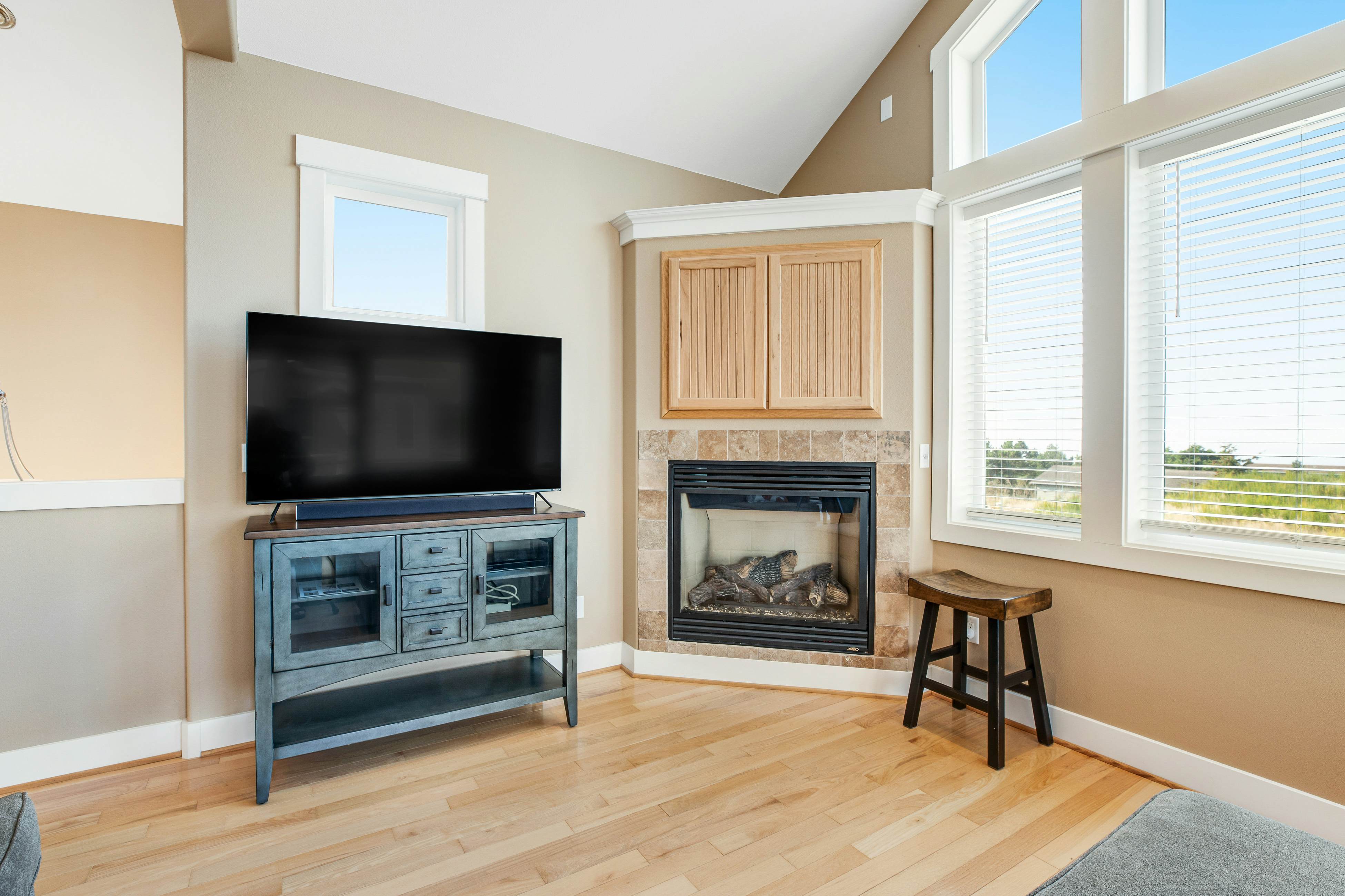 Dog-friendly beach home ideal for entertaining with 2 fireplaces & great kitchen