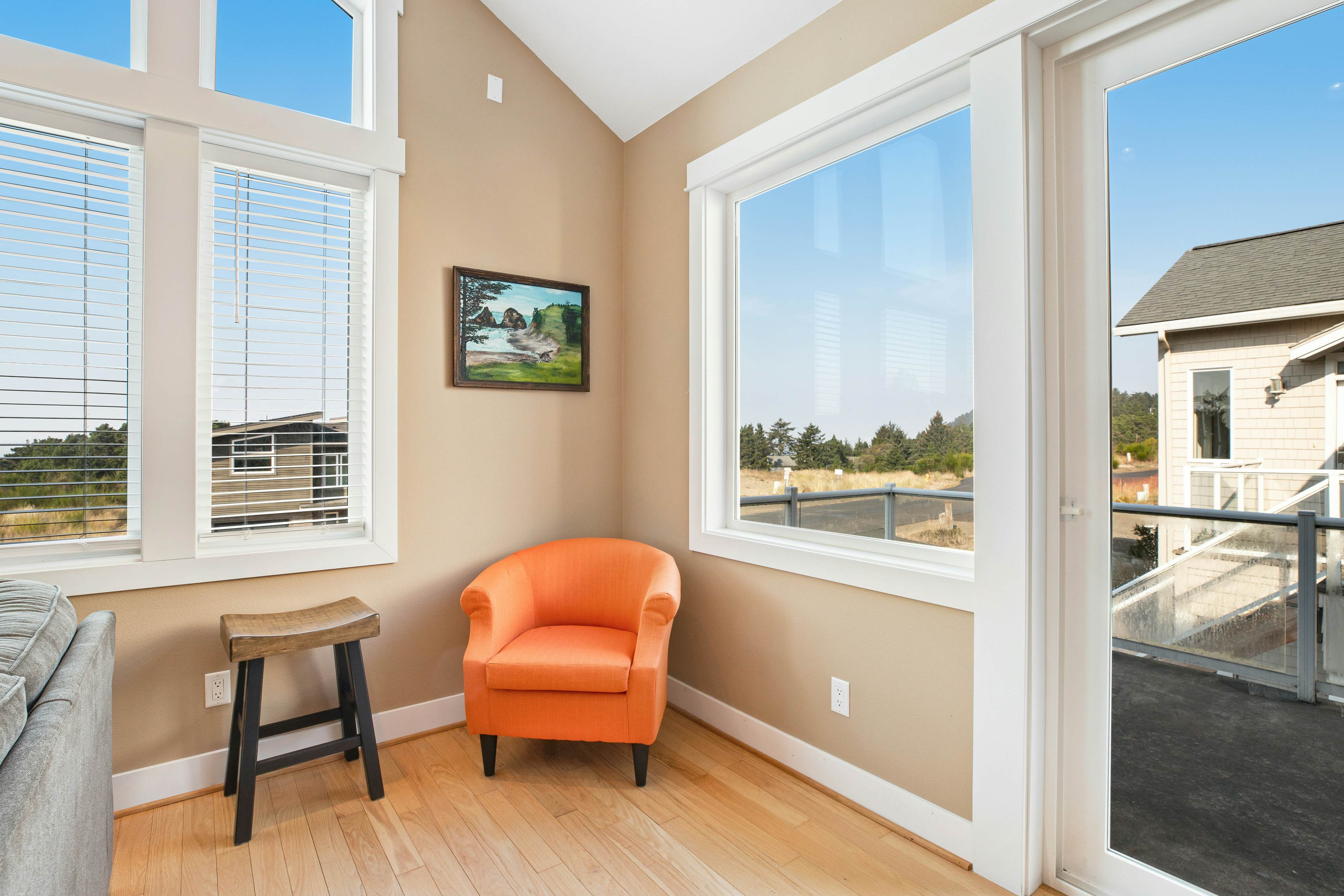 Dog-friendly beach home ideal for entertaining with 2 fireplaces & great kitchen