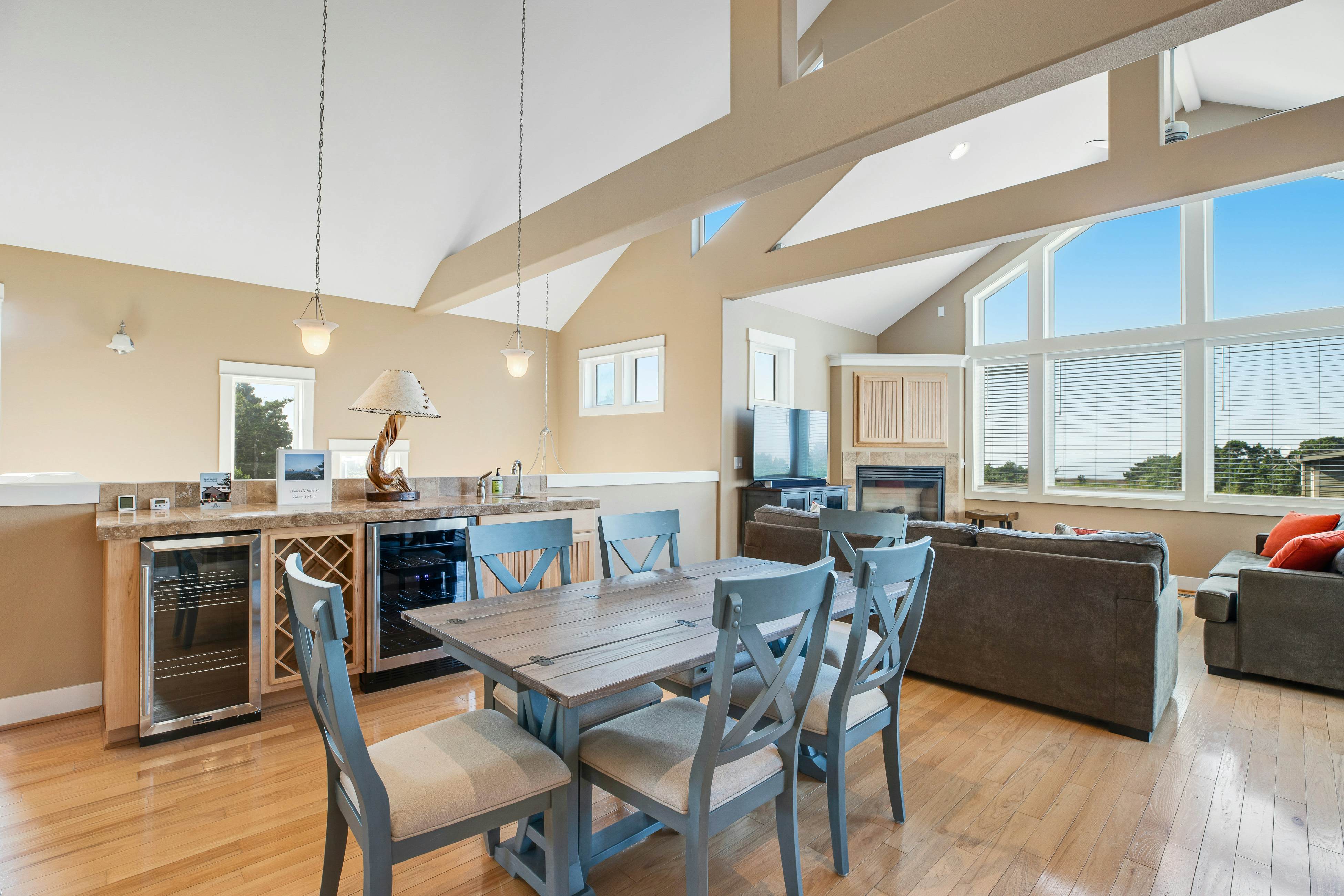 Dog-friendly beach home ideal for entertaining with 2 fireplaces & great kitchen