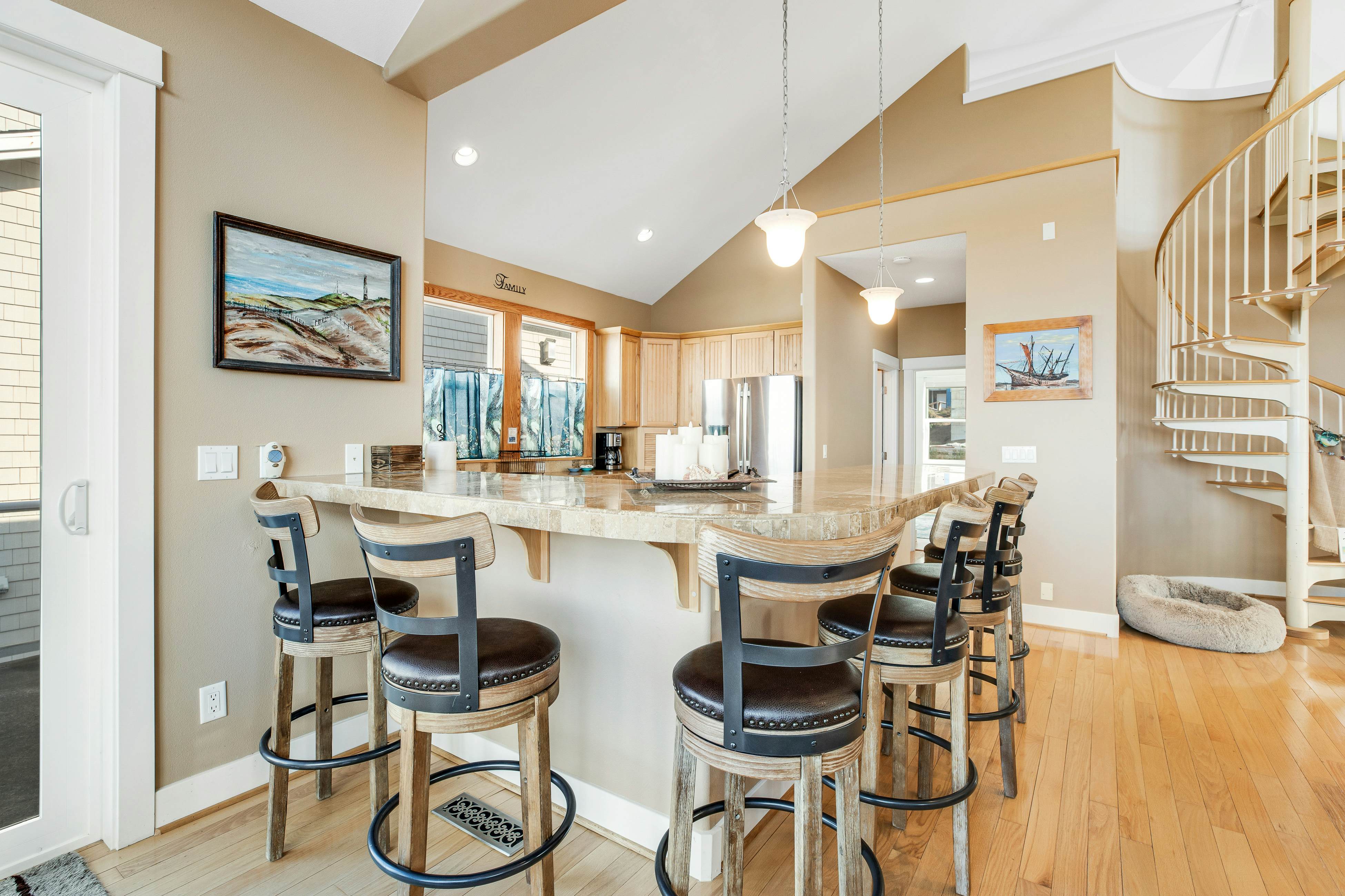 Dog-friendly beach home ideal for entertaining with 2 fireplaces & great kitchen