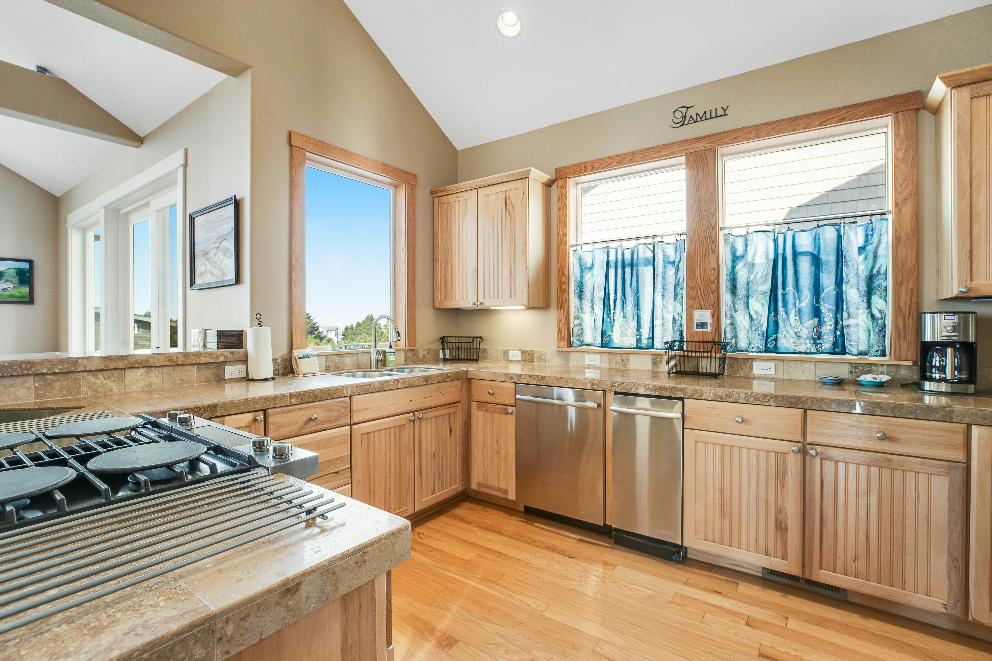 Dog-friendly beach home ideal for entertaining with 2 fireplaces & great kitchen