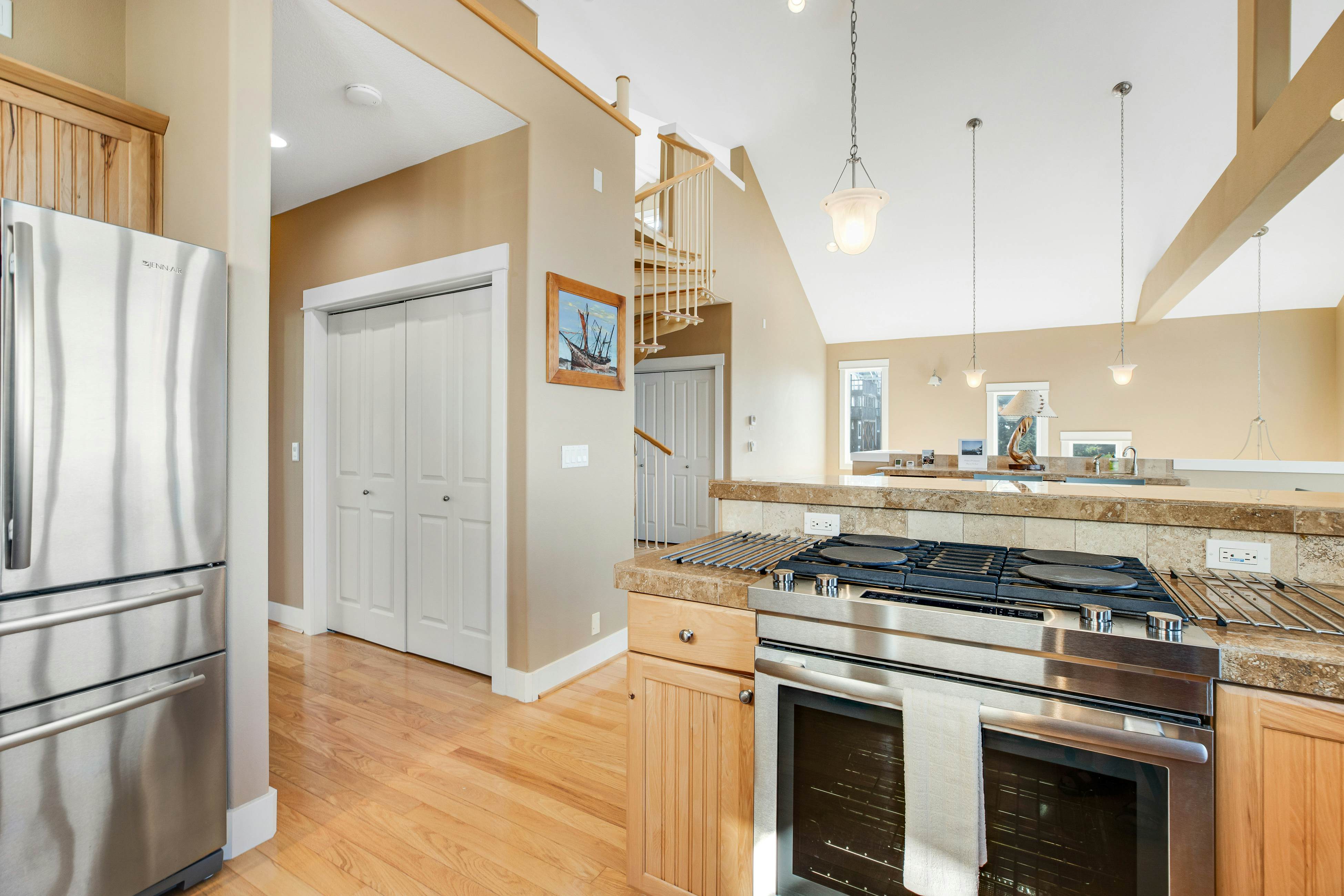 Dog-friendly beach home ideal for entertaining with 2 fireplaces & great kitchen