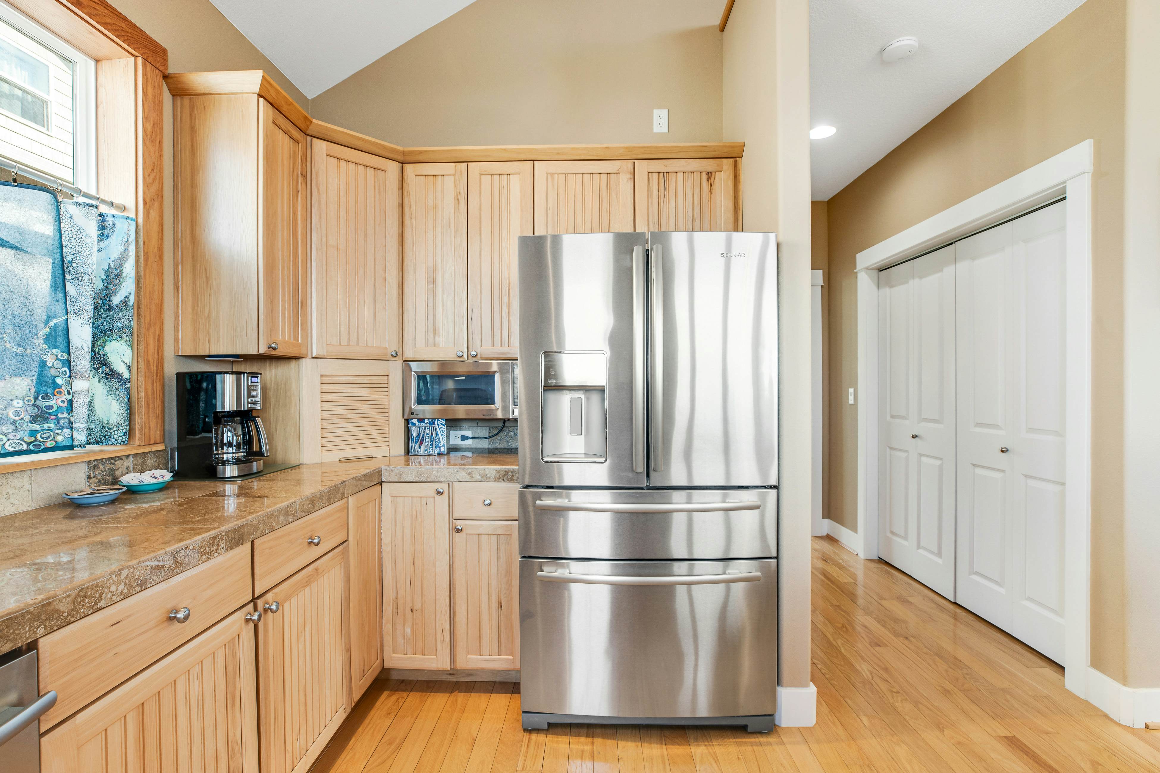 Dog-friendly beach home ideal for entertaining with 2 fireplaces & great kitchen