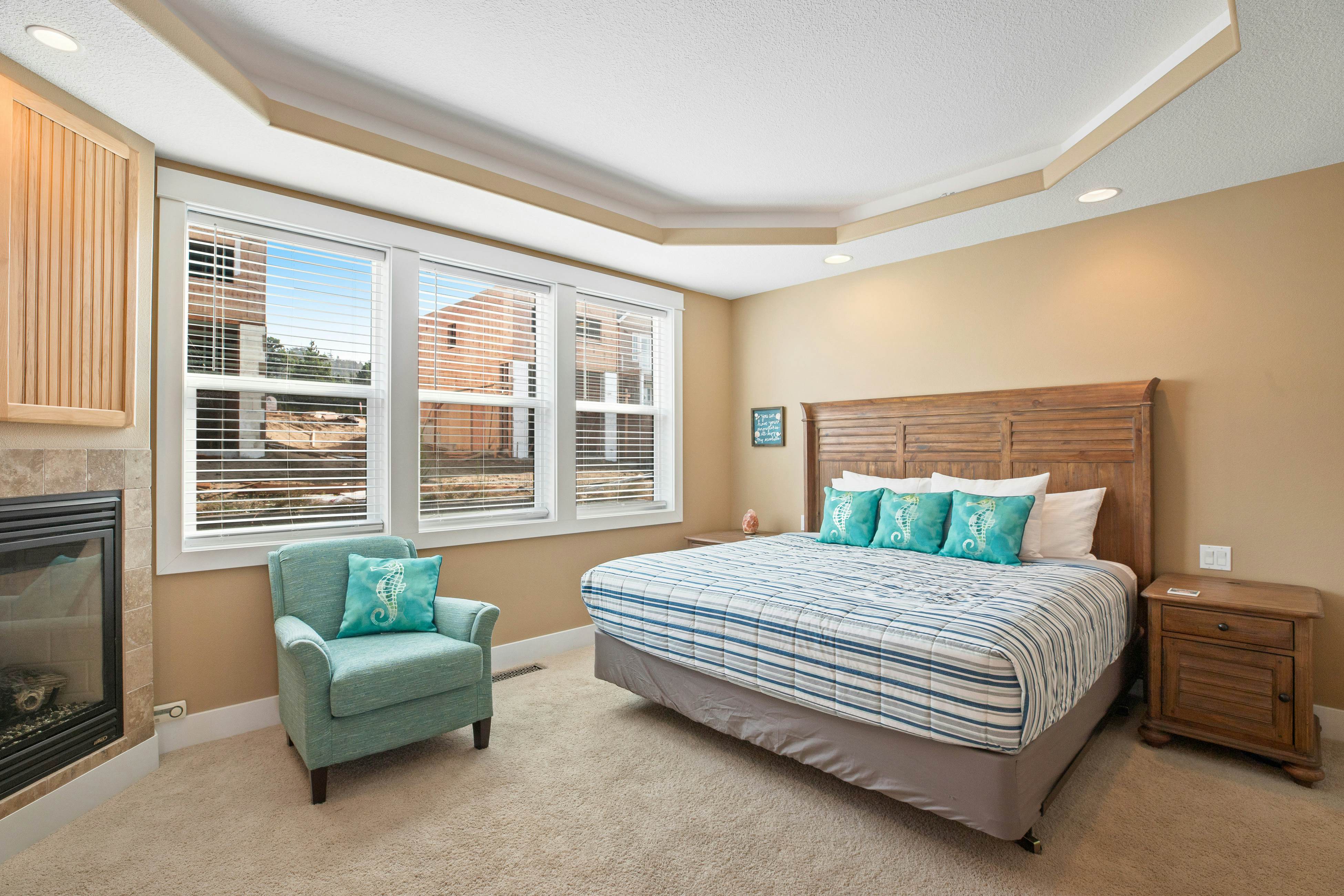 Dog-friendly beach home ideal for entertaining with 2 fireplaces & great kitchen