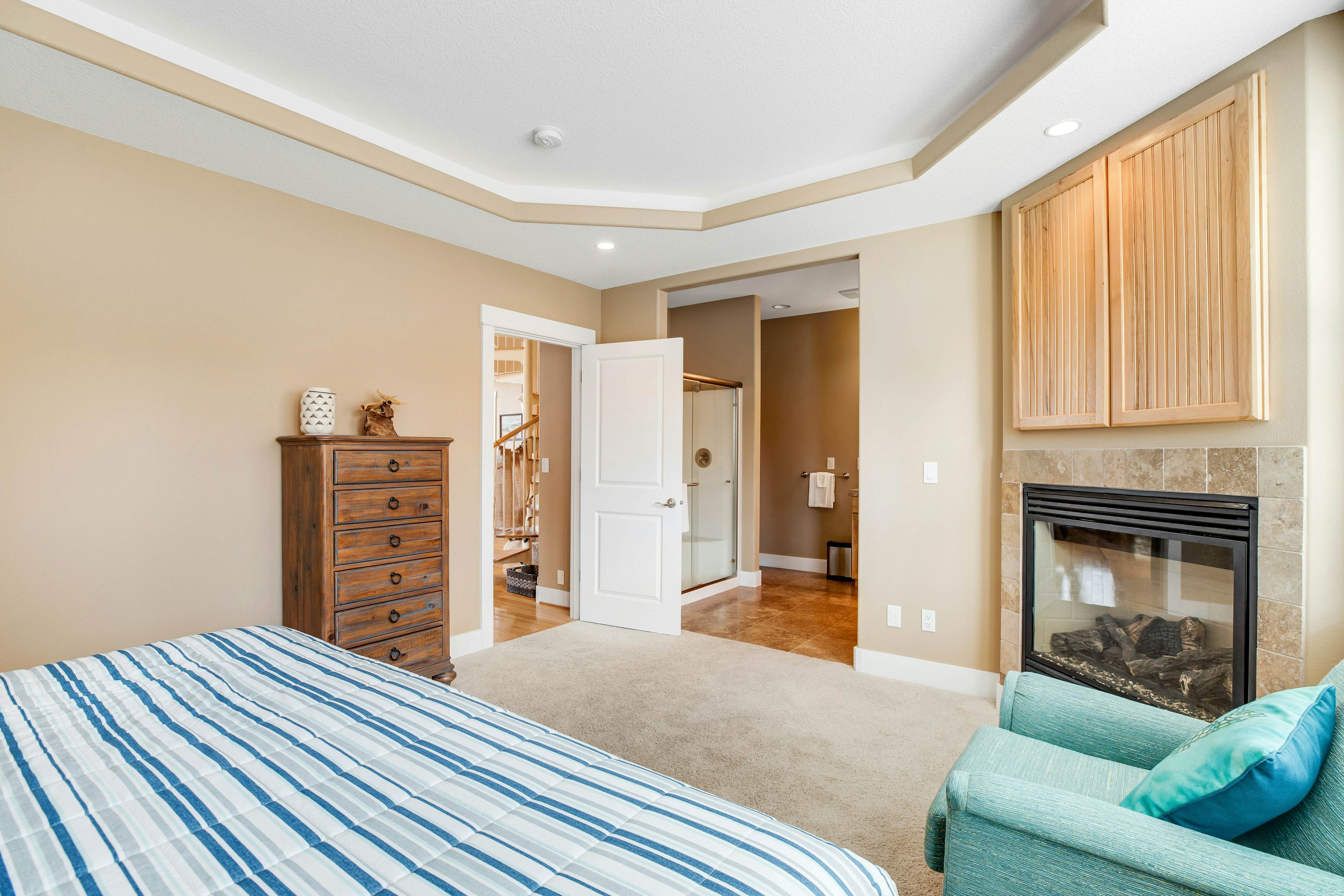 Dog-friendly beach home ideal for entertaining with 2 fireplaces & great kitchen