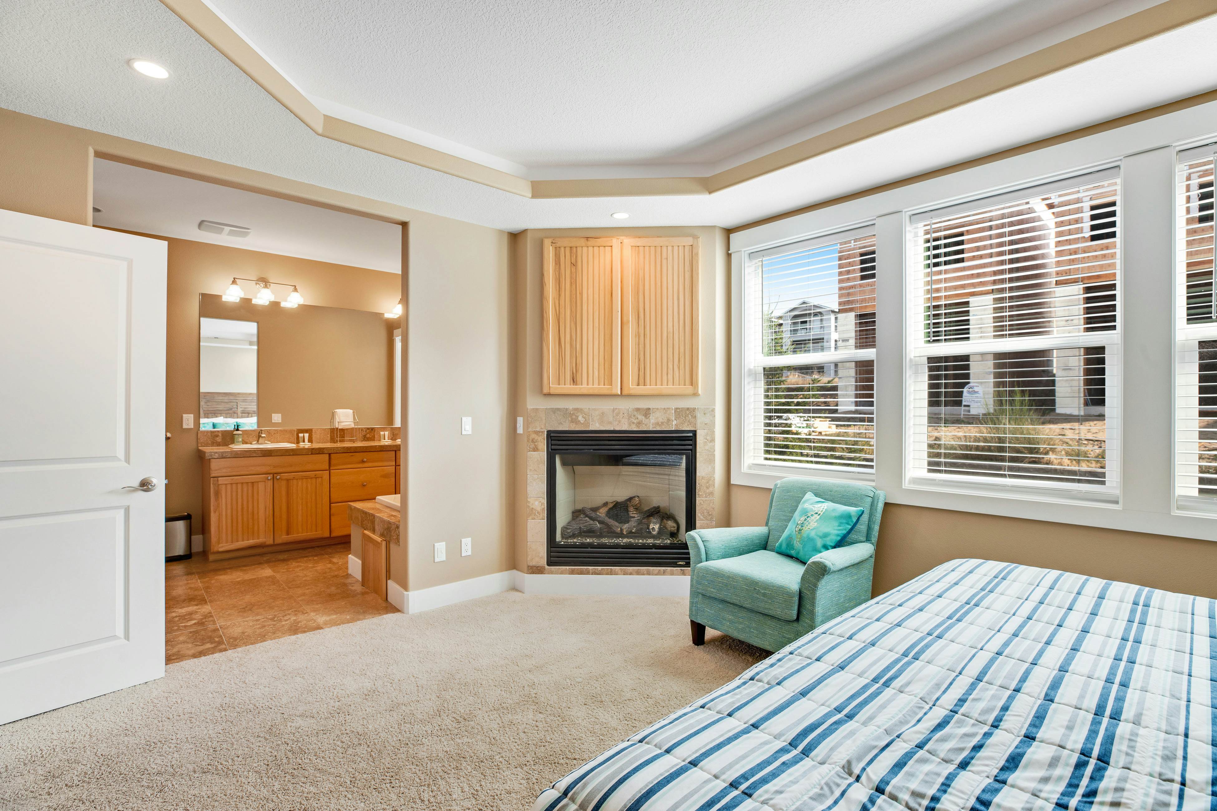 Dog-friendly beach home ideal for entertaining with 2 fireplaces & great kitchen