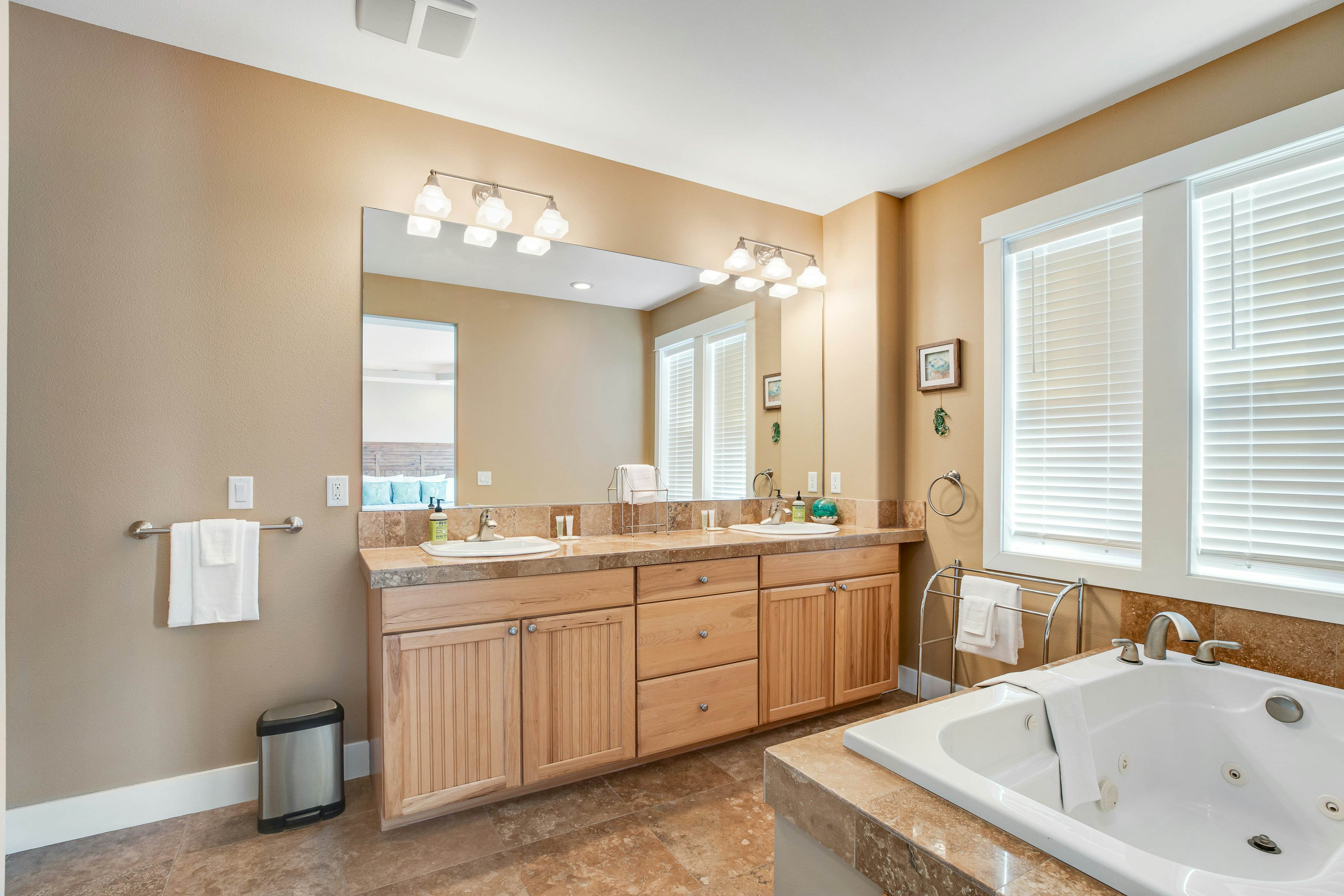 Dog-friendly beach home ideal for entertaining with 2 fireplaces & great kitchen