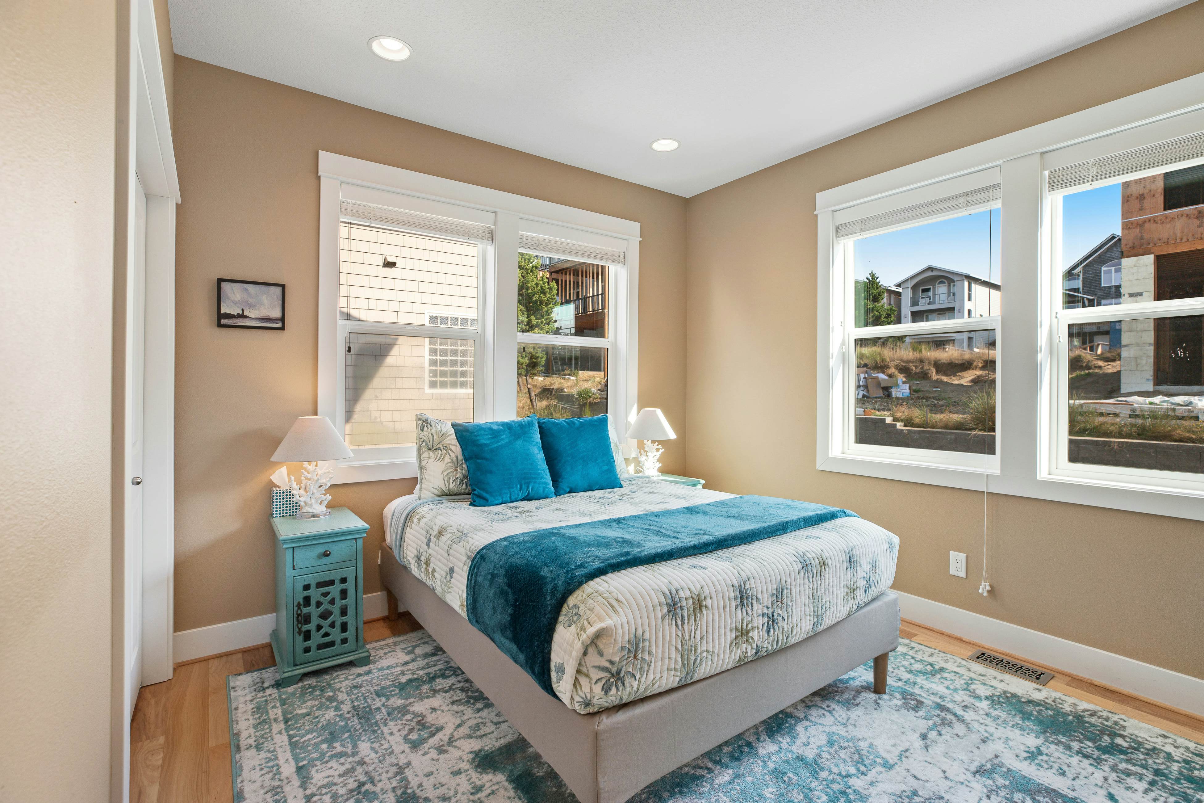 Dog-friendly beach home ideal for entertaining with 2 fireplaces & great kitchen