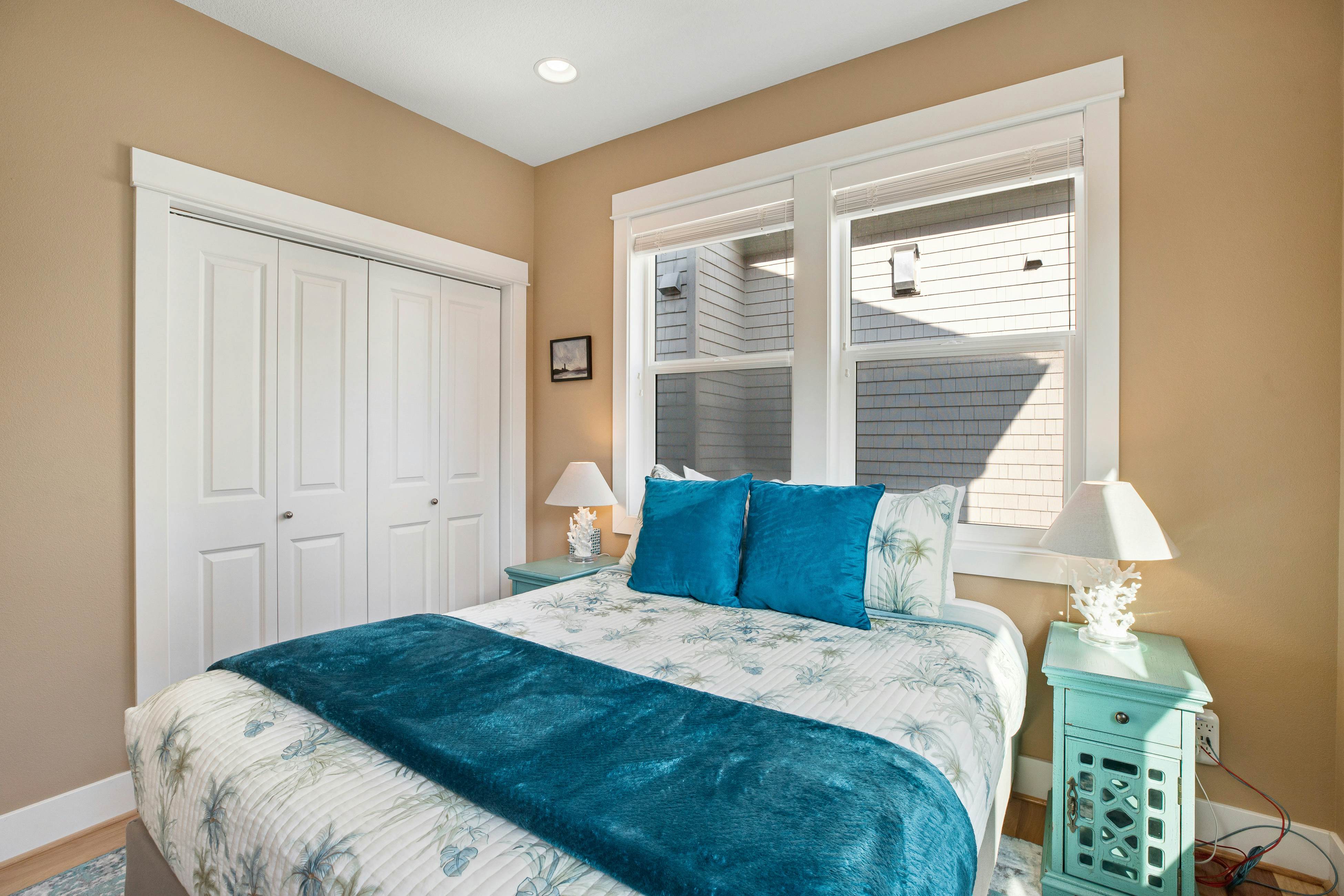 Dog-friendly beach home ideal for entertaining with 2 fireplaces & great kitchen