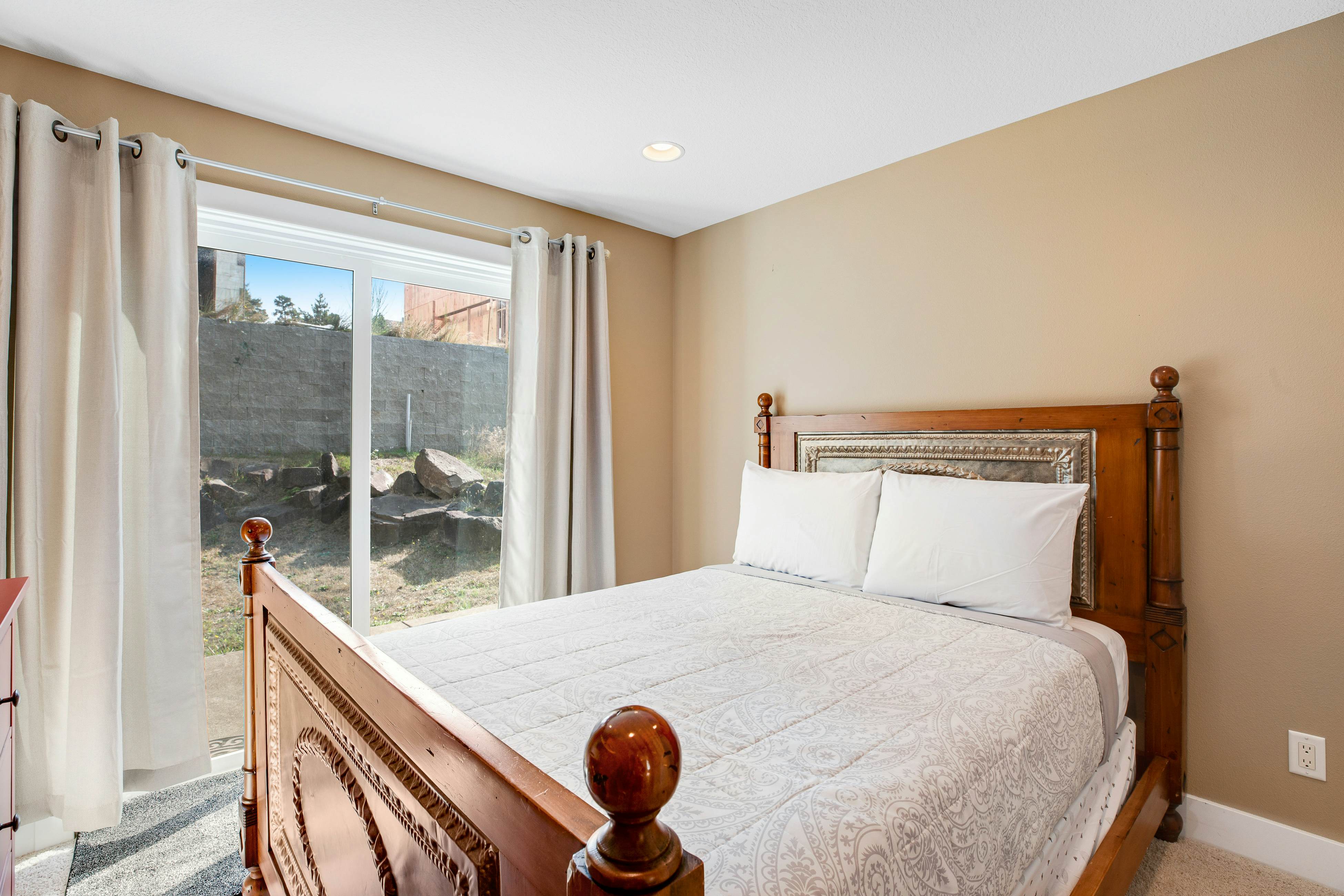 Dog-friendly beach home ideal for entertaining with 2 fireplaces & great kitchen