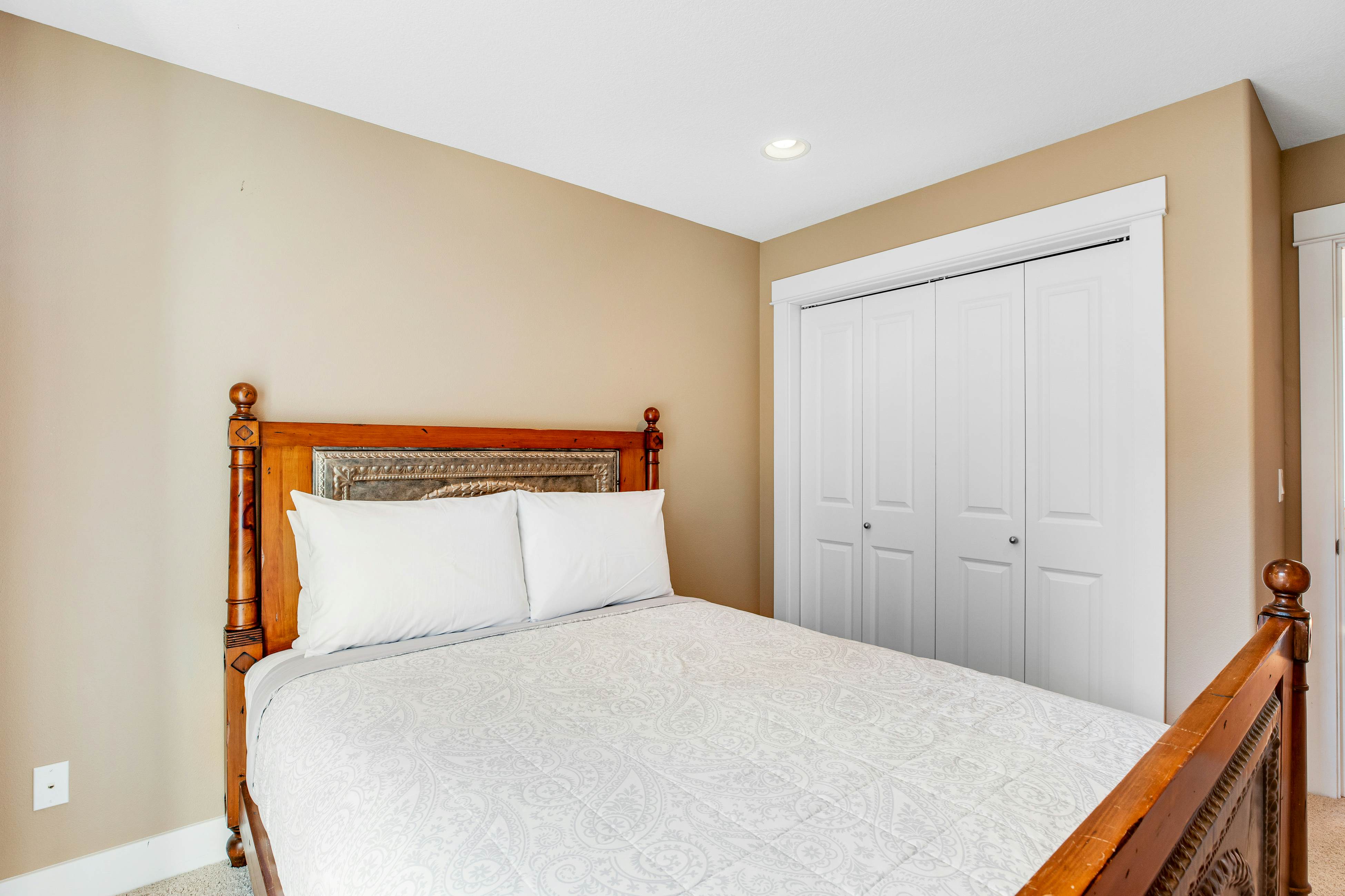 Dog-friendly beach home ideal for entertaining with 2 fireplaces & great kitchen