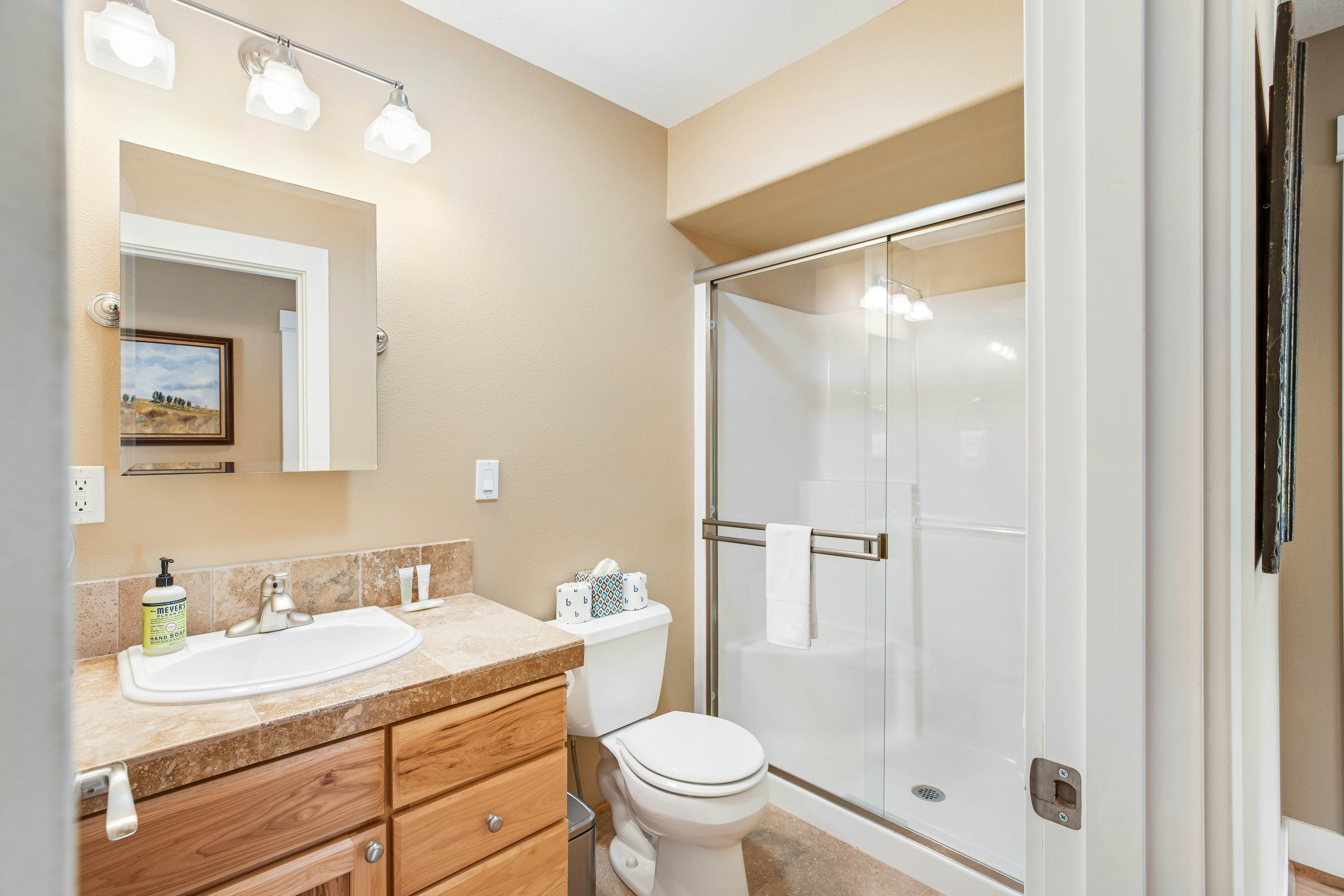 Dog-friendly beach home ideal for entertaining with 2 fireplaces & great kitchen