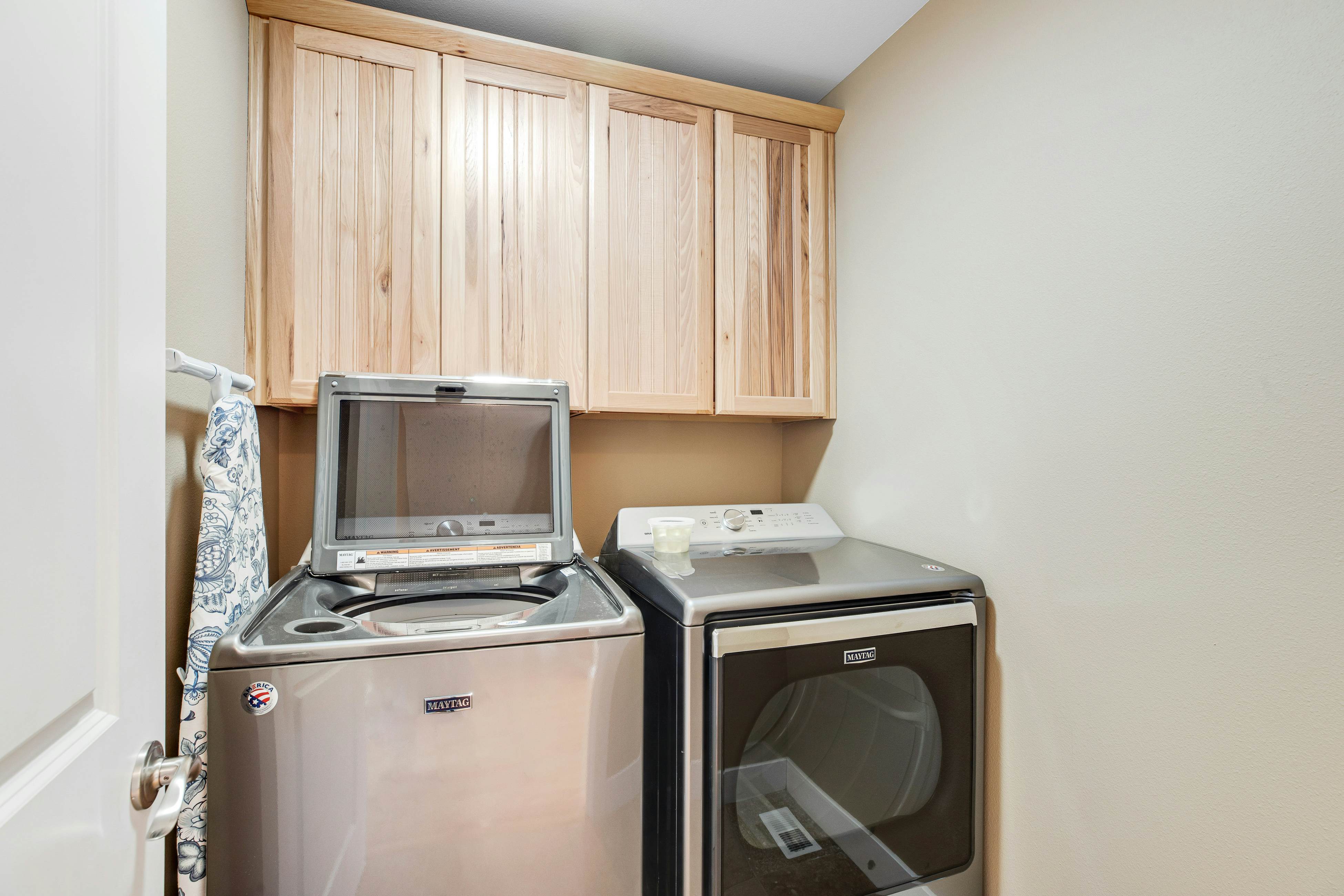 Dog-friendly beach home ideal for entertaining with 2 fireplaces & great kitchen