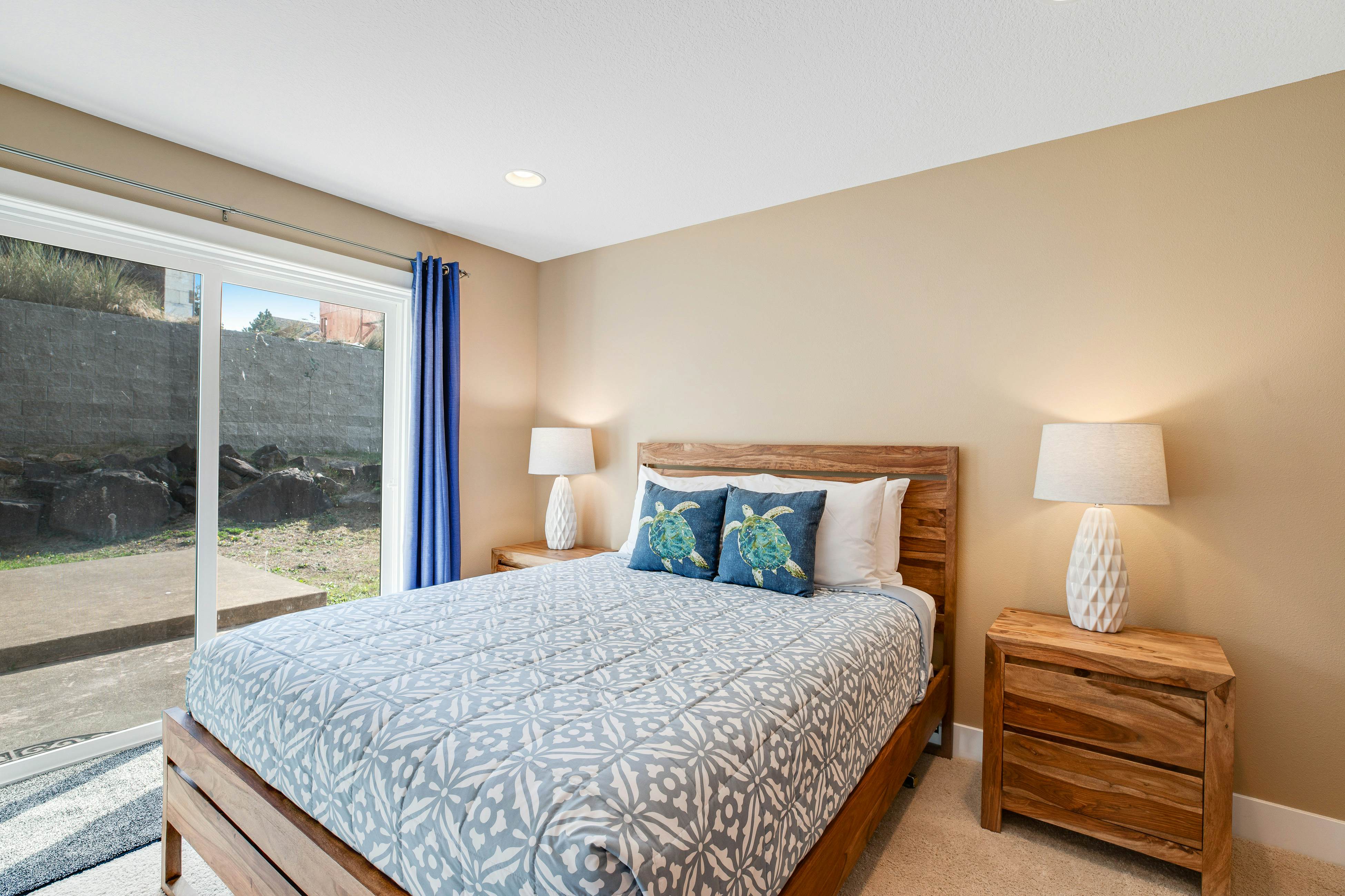 Dog-friendly beach home ideal for entertaining with 2 fireplaces & great kitchen