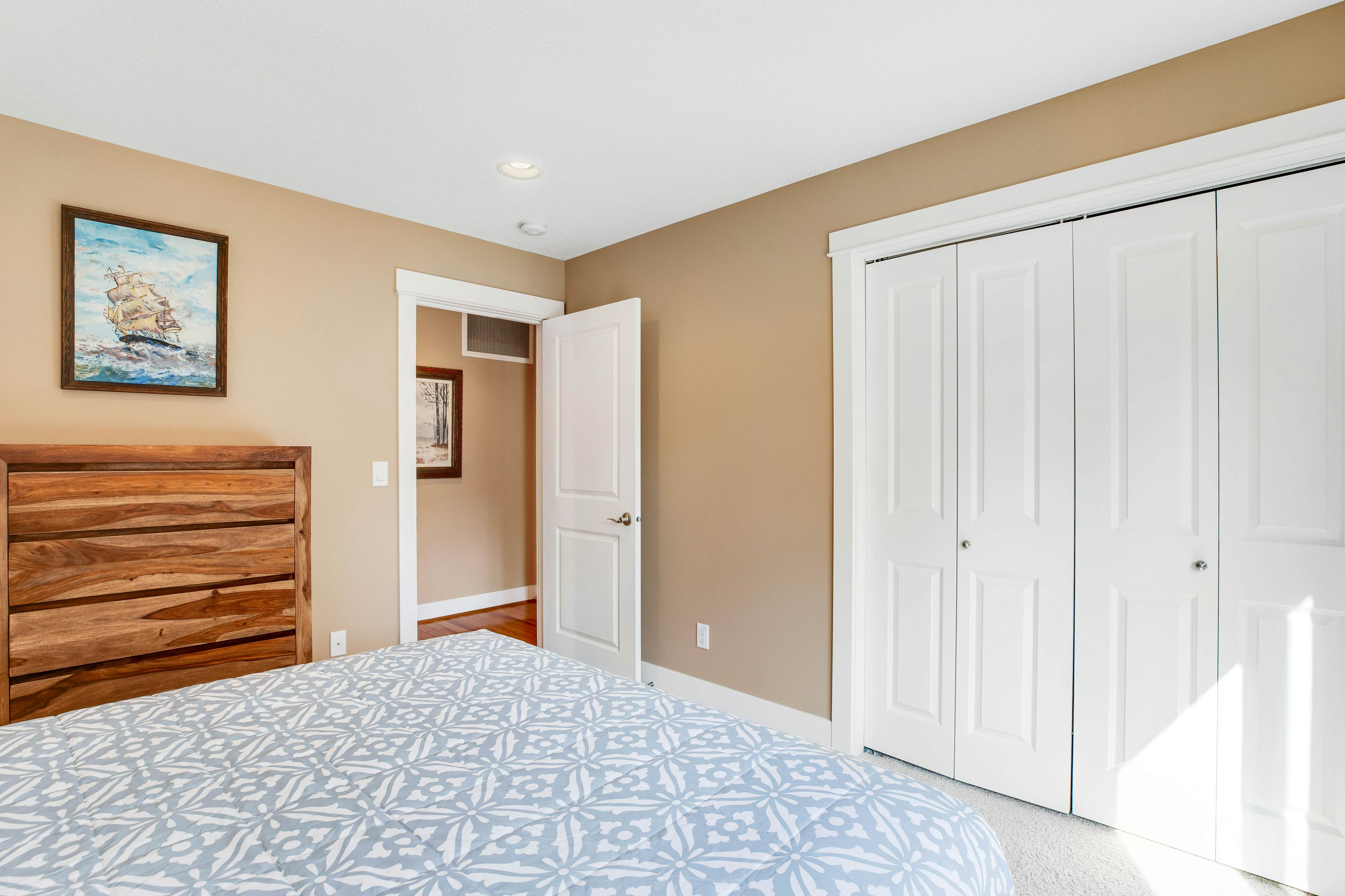 Dog-friendly beach home ideal for entertaining with 2 fireplaces & great kitchen