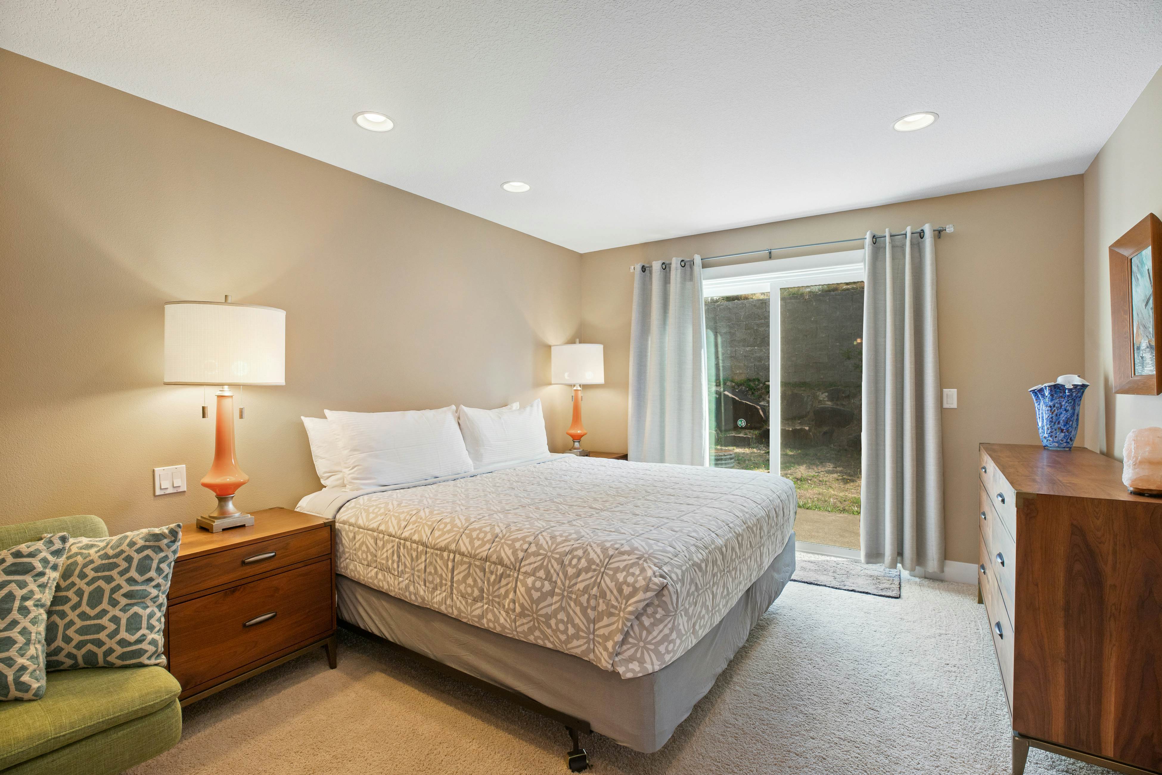 Dog-friendly beach home ideal for entertaining with 2 fireplaces & great kitchen