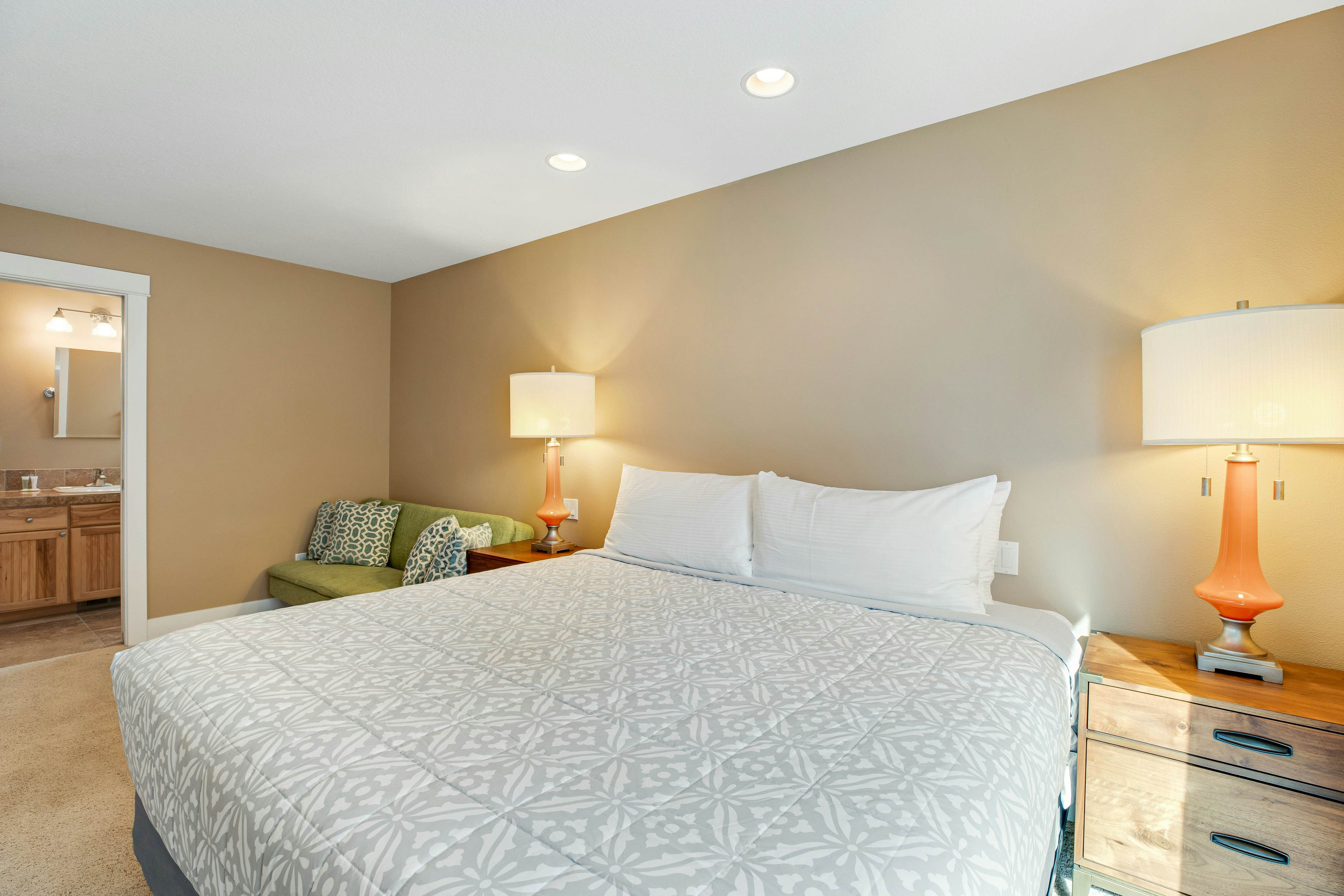 Dog-friendly beach home ideal for entertaining with 2 fireplaces & great kitchen