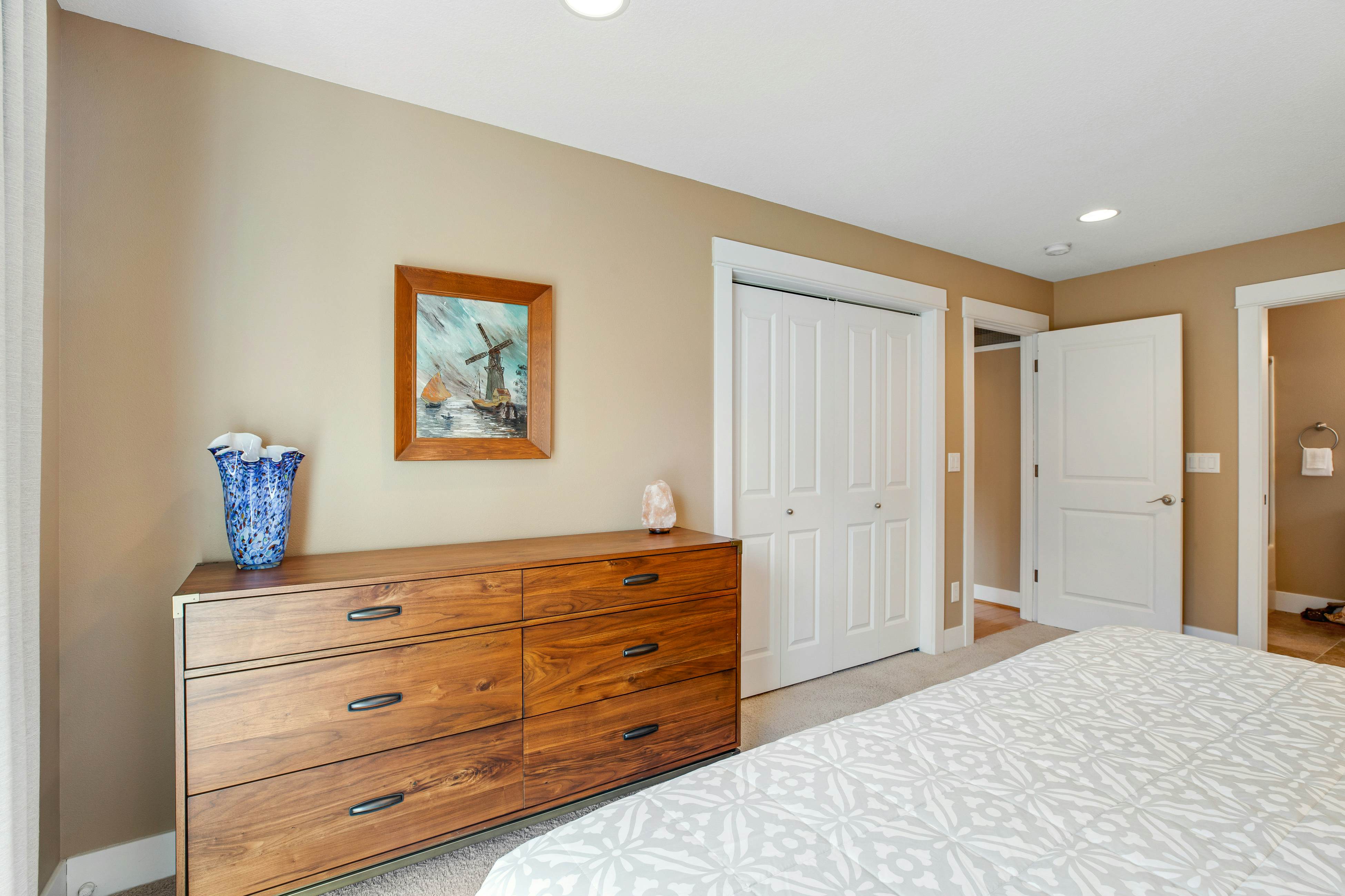 Dog-friendly beach home ideal for entertaining with 2 fireplaces & great kitchen