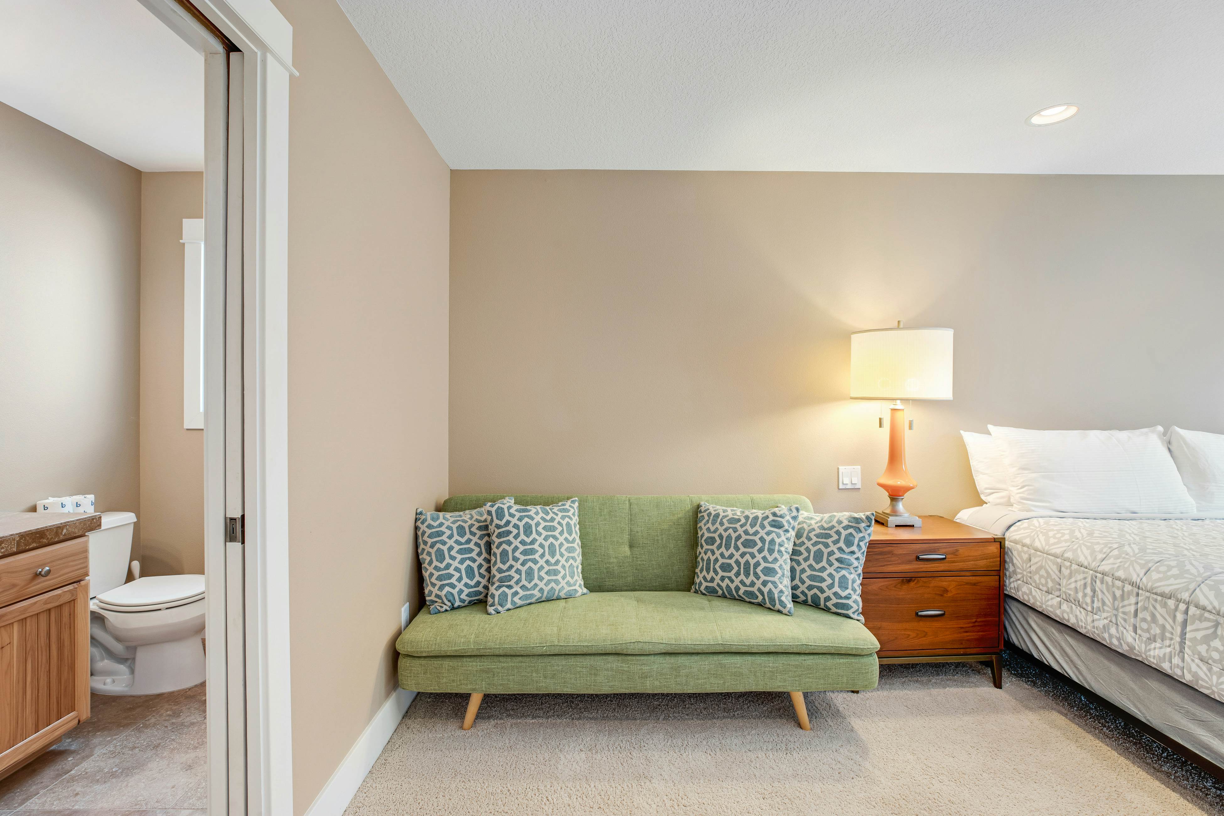 Dog-friendly beach home ideal for entertaining with 2 fireplaces & great kitchen