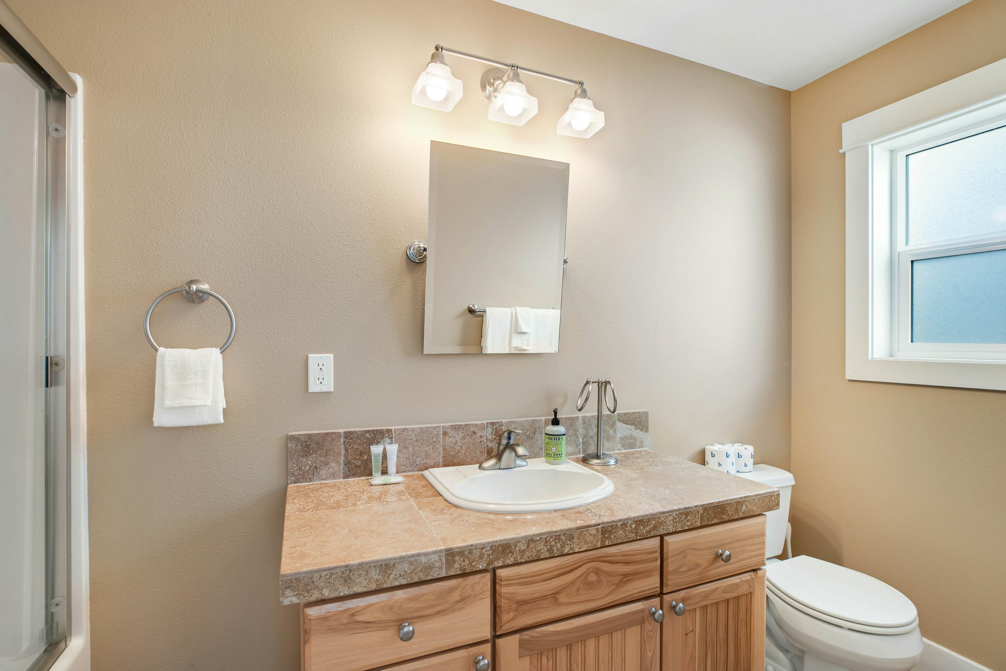 Dog-friendly beach home ideal for entertaining with 2 fireplaces & great kitchen