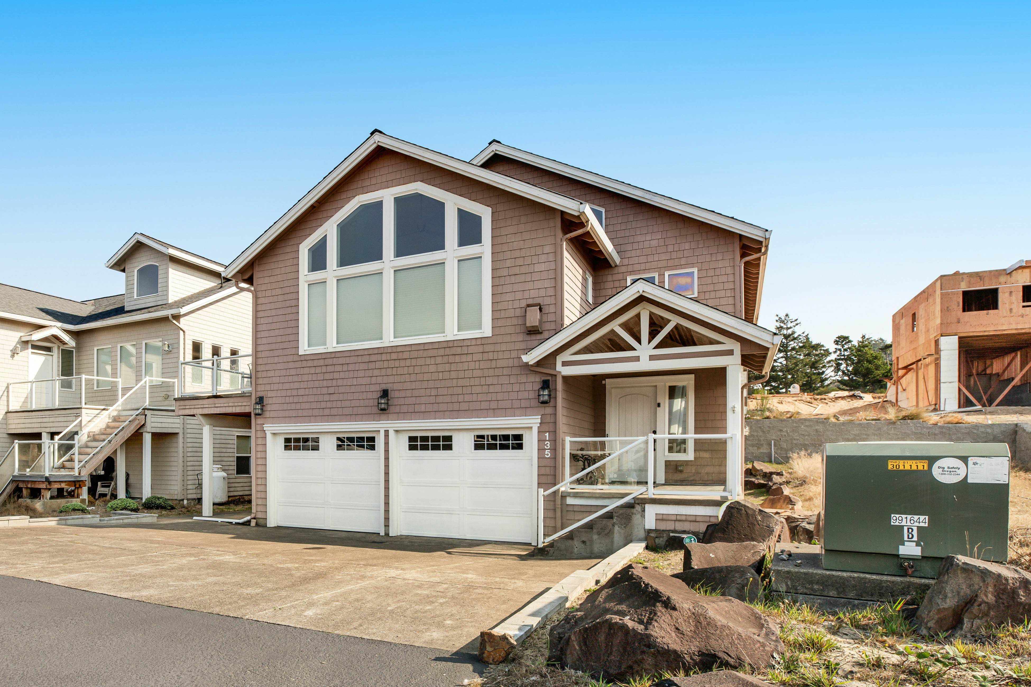 Dog-friendly beach home ideal for entertaining with 2 fireplaces & great kitchen