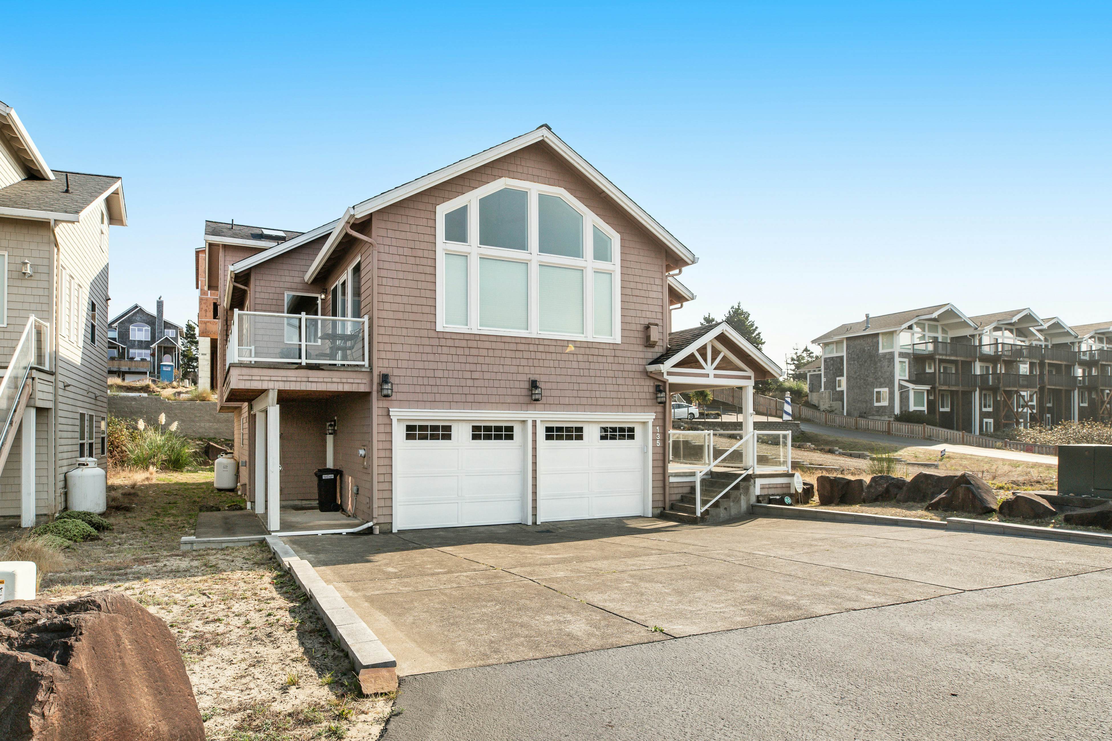 Dog-friendly beach home ideal for entertaining with 2 fireplaces & great kitchen