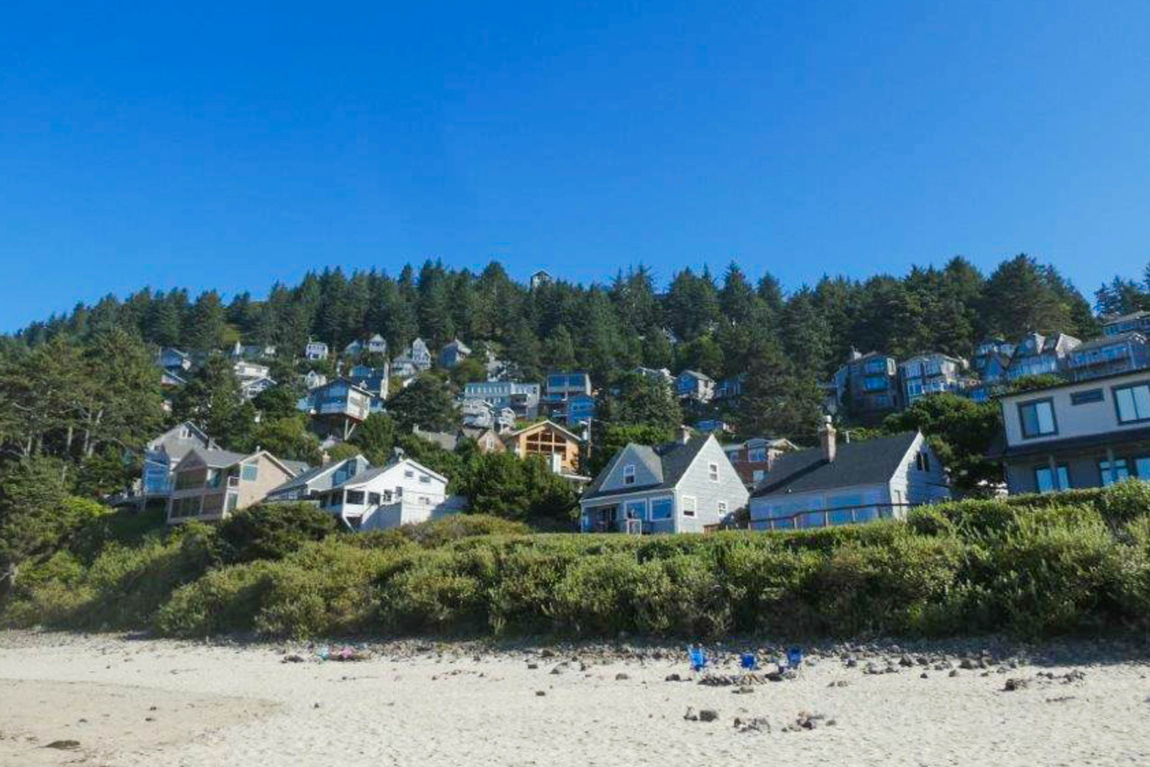 Dog-friendly beach home ideal for entertaining with 2 fireplaces & great kitchen