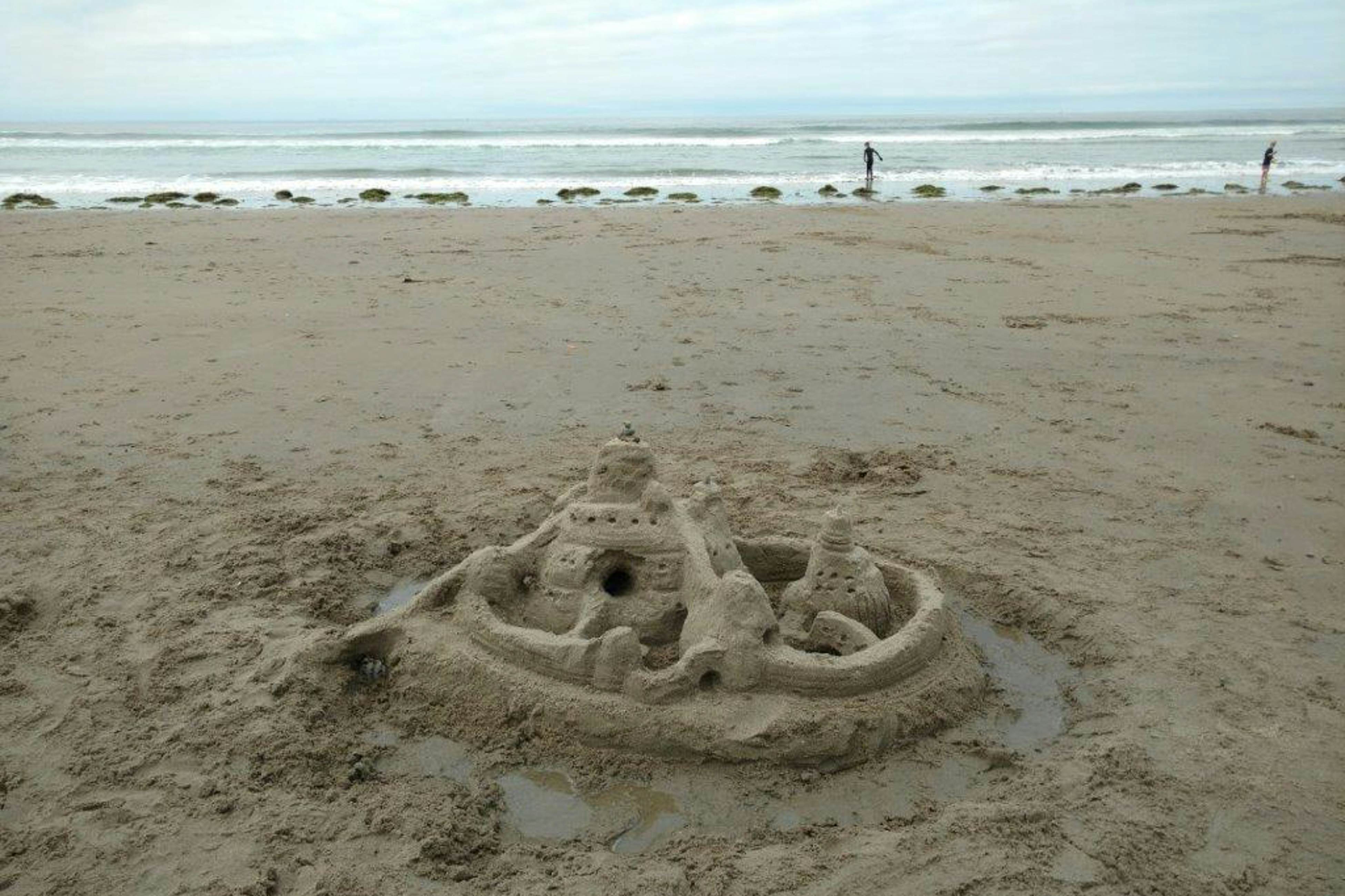 Dog-friendly beach home ideal for entertaining with 2 fireplaces & great kitchen