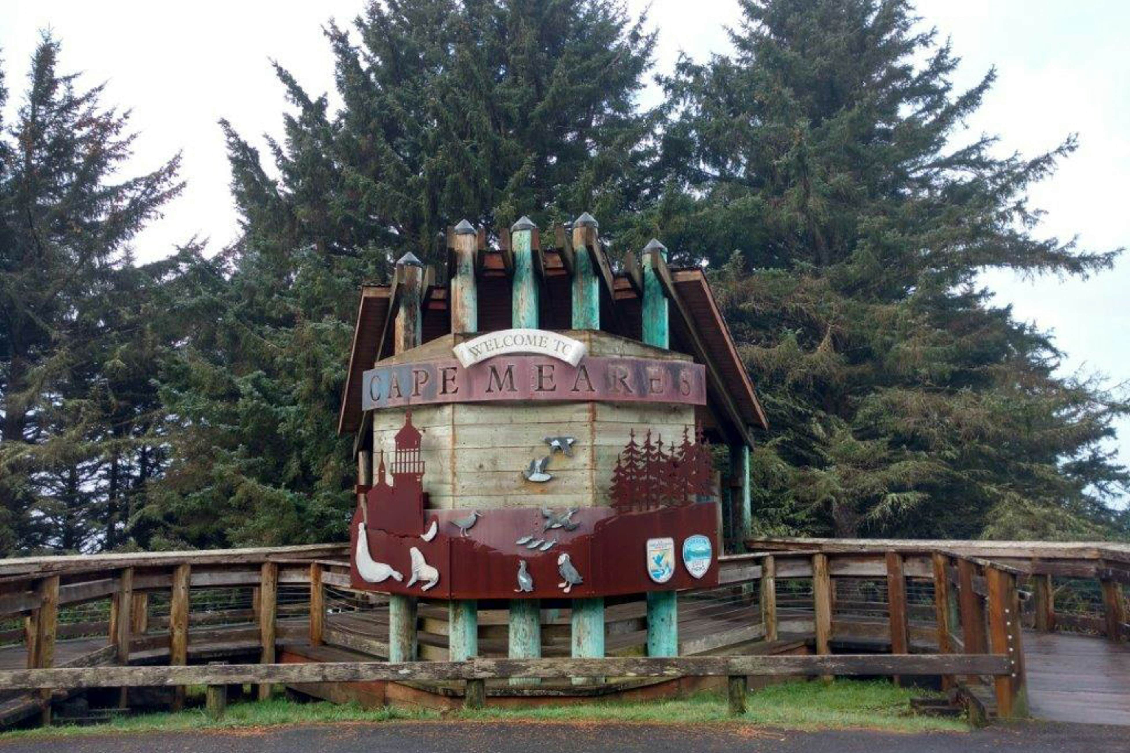 Dog-friendly beach home ideal for entertaining with 2 fireplaces & great kitchen