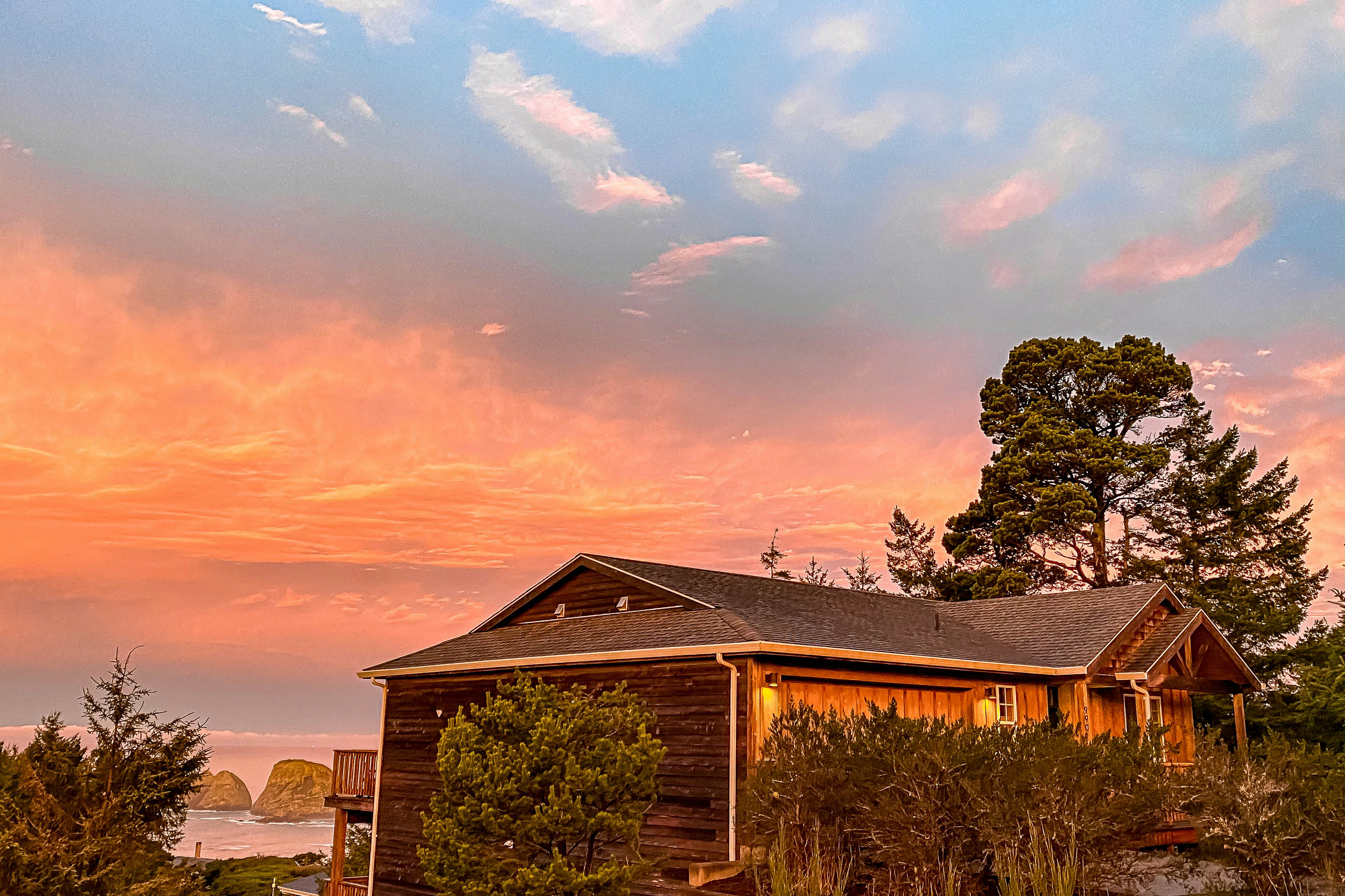 Dog-friendly home with ocean views, deck, washer/dryer, grill, & fireplace