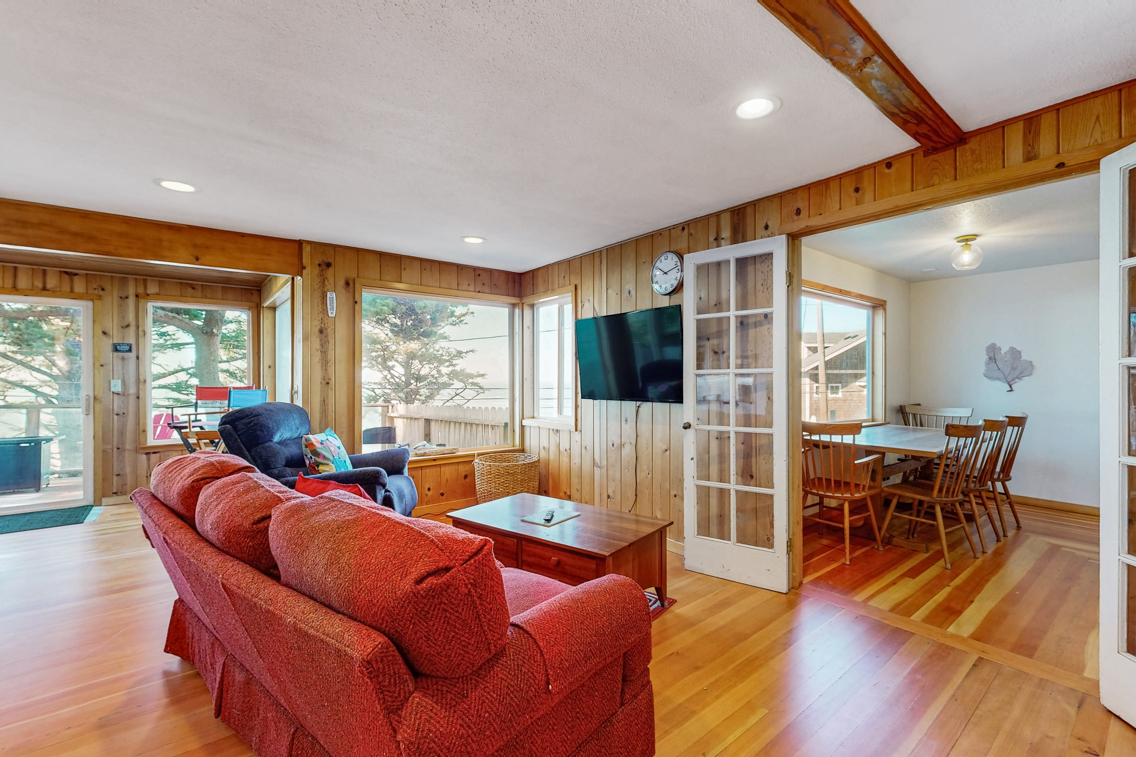 Charming home with wonderful ocean views ping pong game room WiFi decks