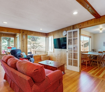 Charming home with wonderful ocean views ping pong game room WiFi decks