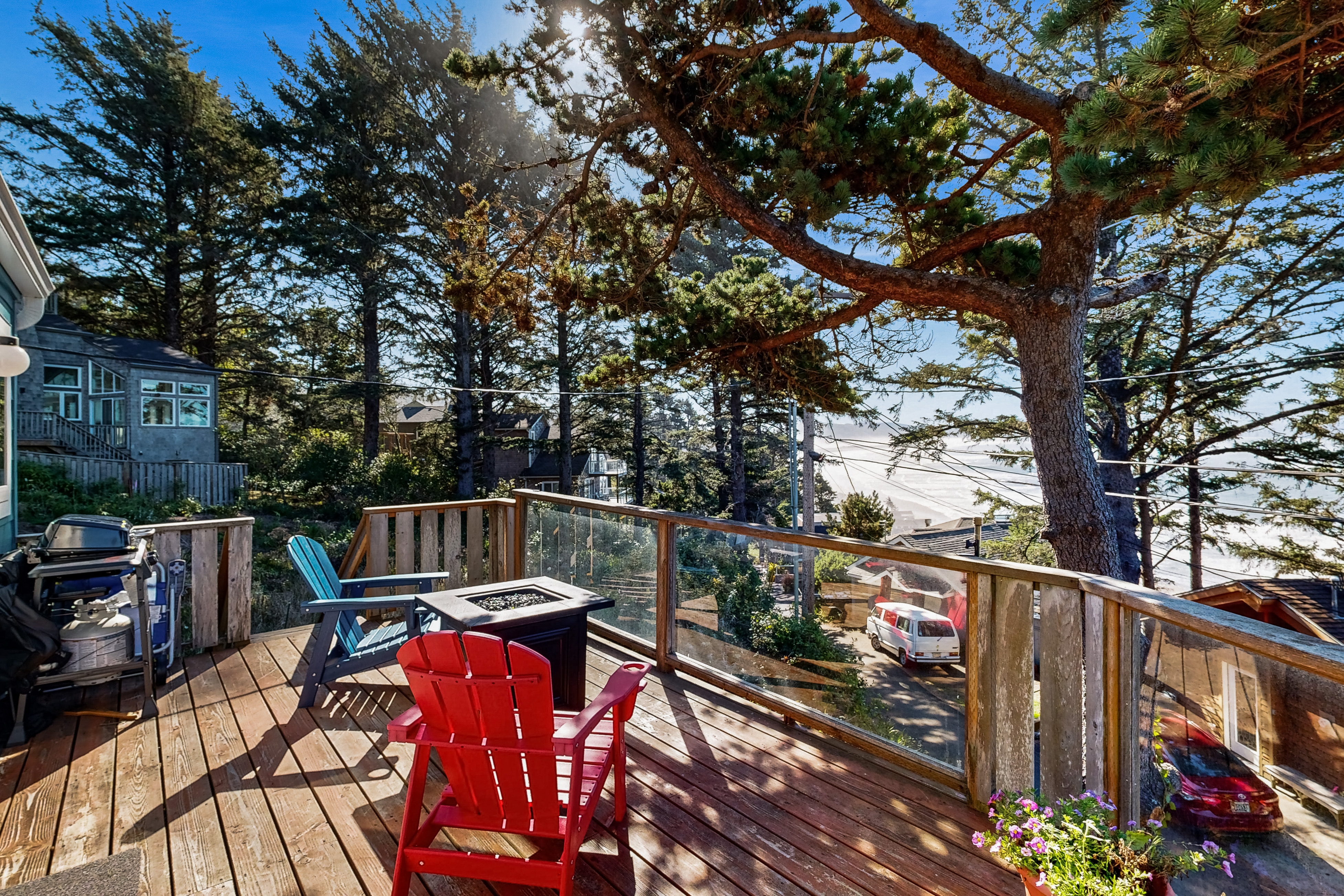 Charming home with wonderful ocean views ping pong game room WiFi decks