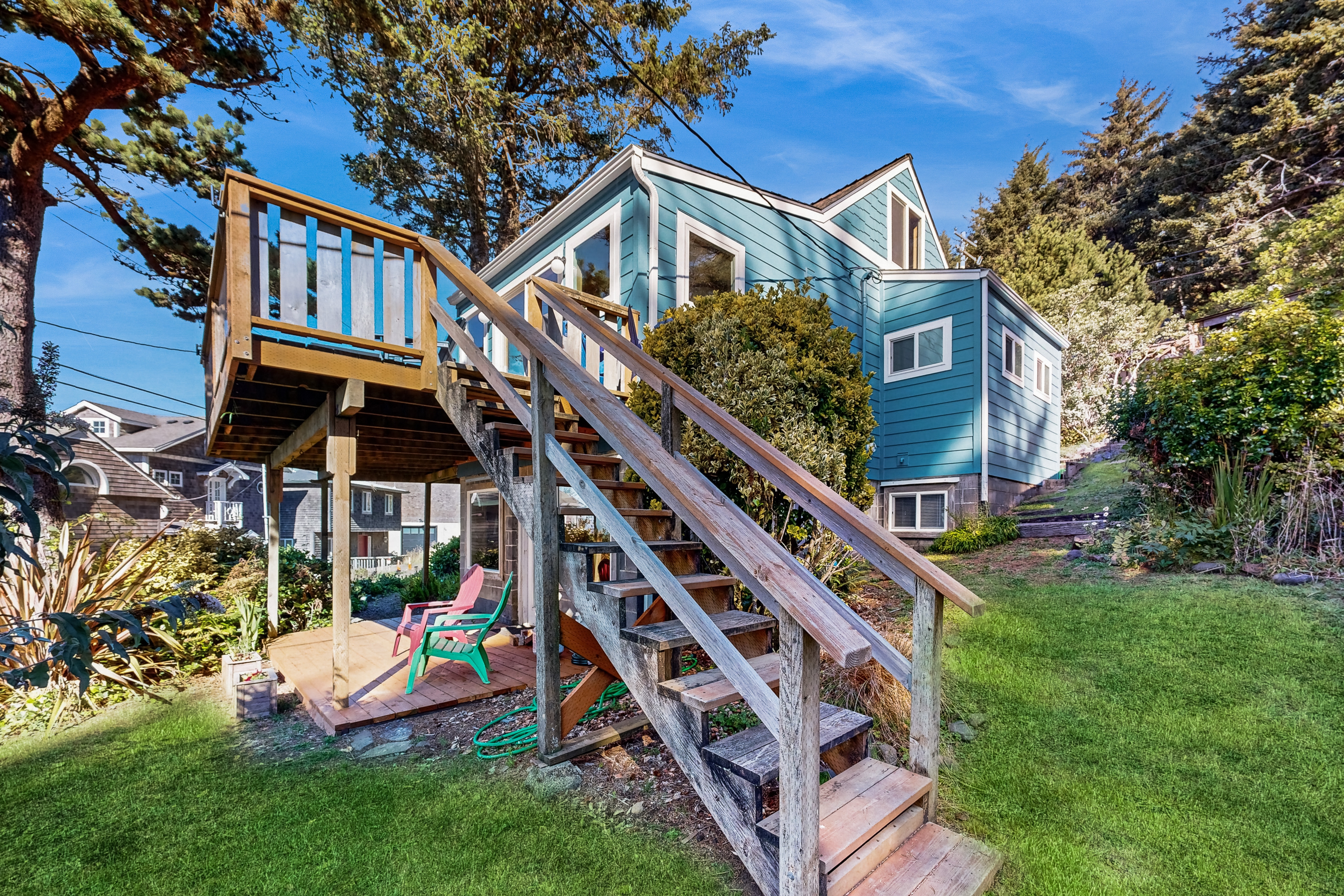 Charming home with wonderful ocean views ping pong game room WiFi decks