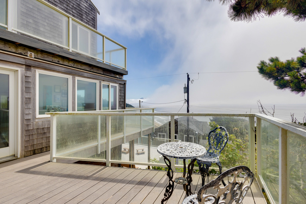 Spacious dog friendly home with ocean views sauna wood stove and WIFI