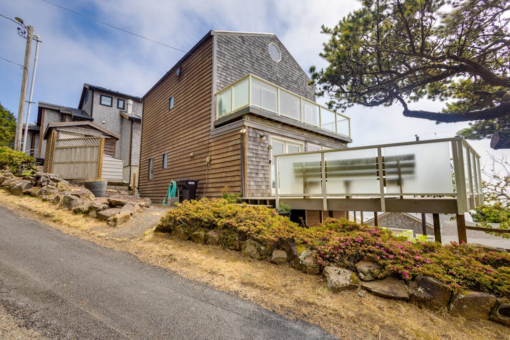 Spacious dog friendly home with ocean views sauna wood stove and WIFI