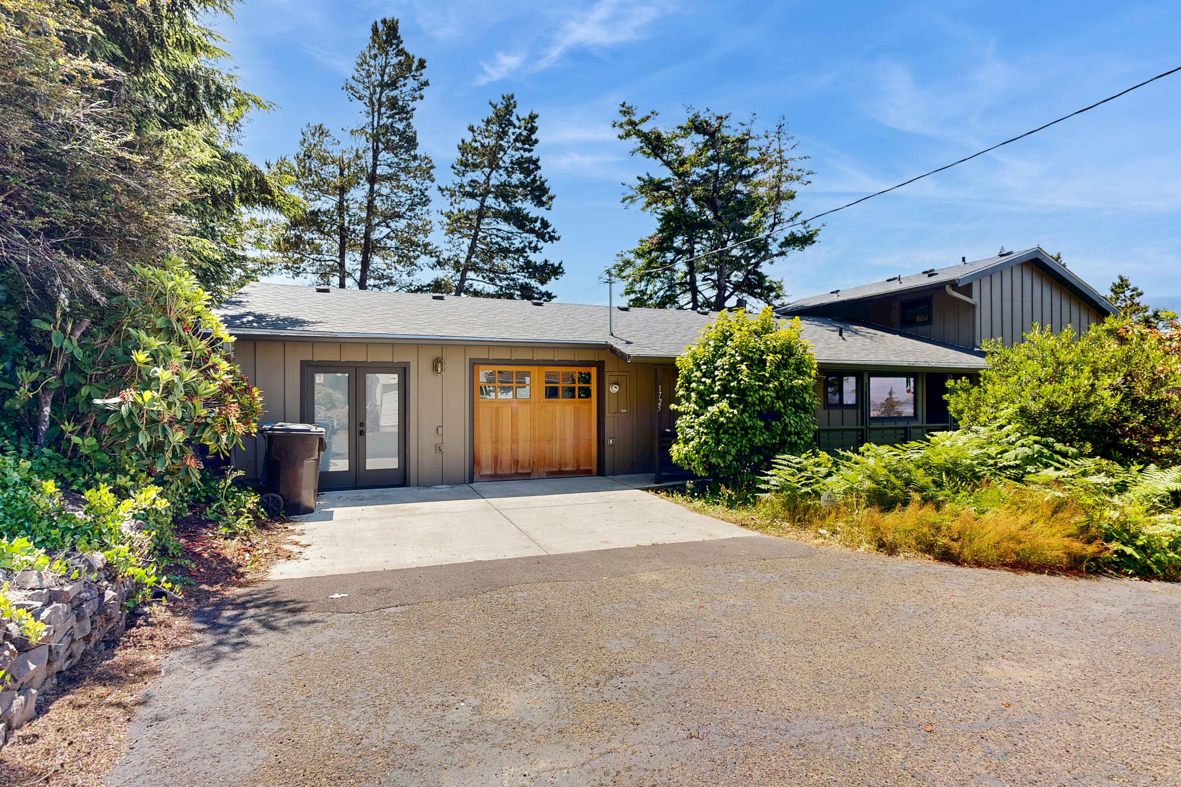 Bay view dog friendly home with a pool table and children s items