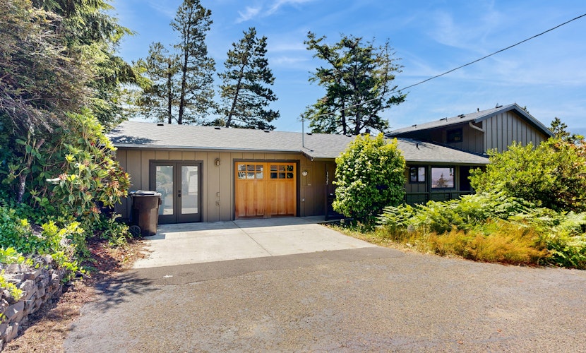 Bay view dog friendly home with a pool table and children s items