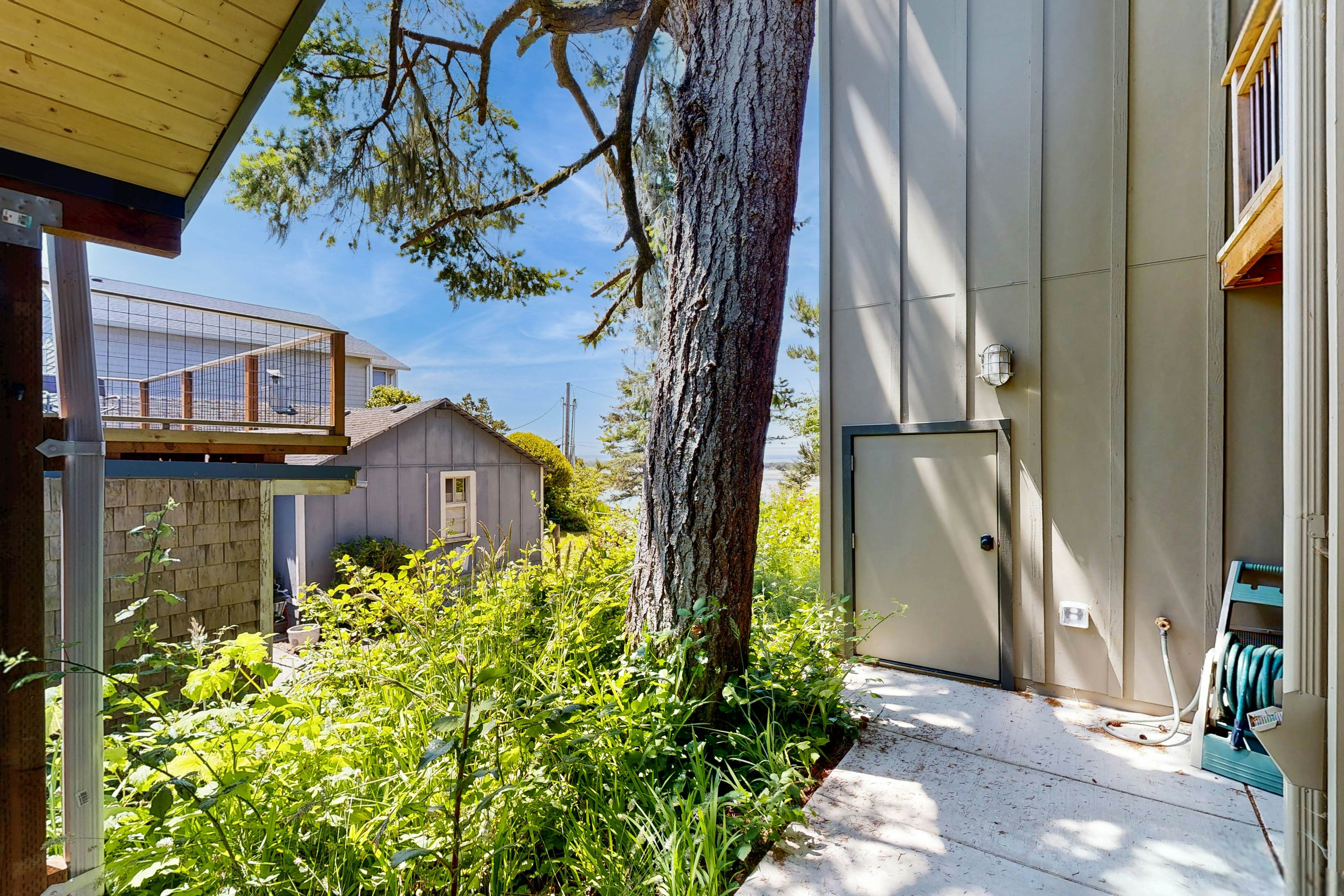 Bay-view, dog-friendly home with a pool table & children's items