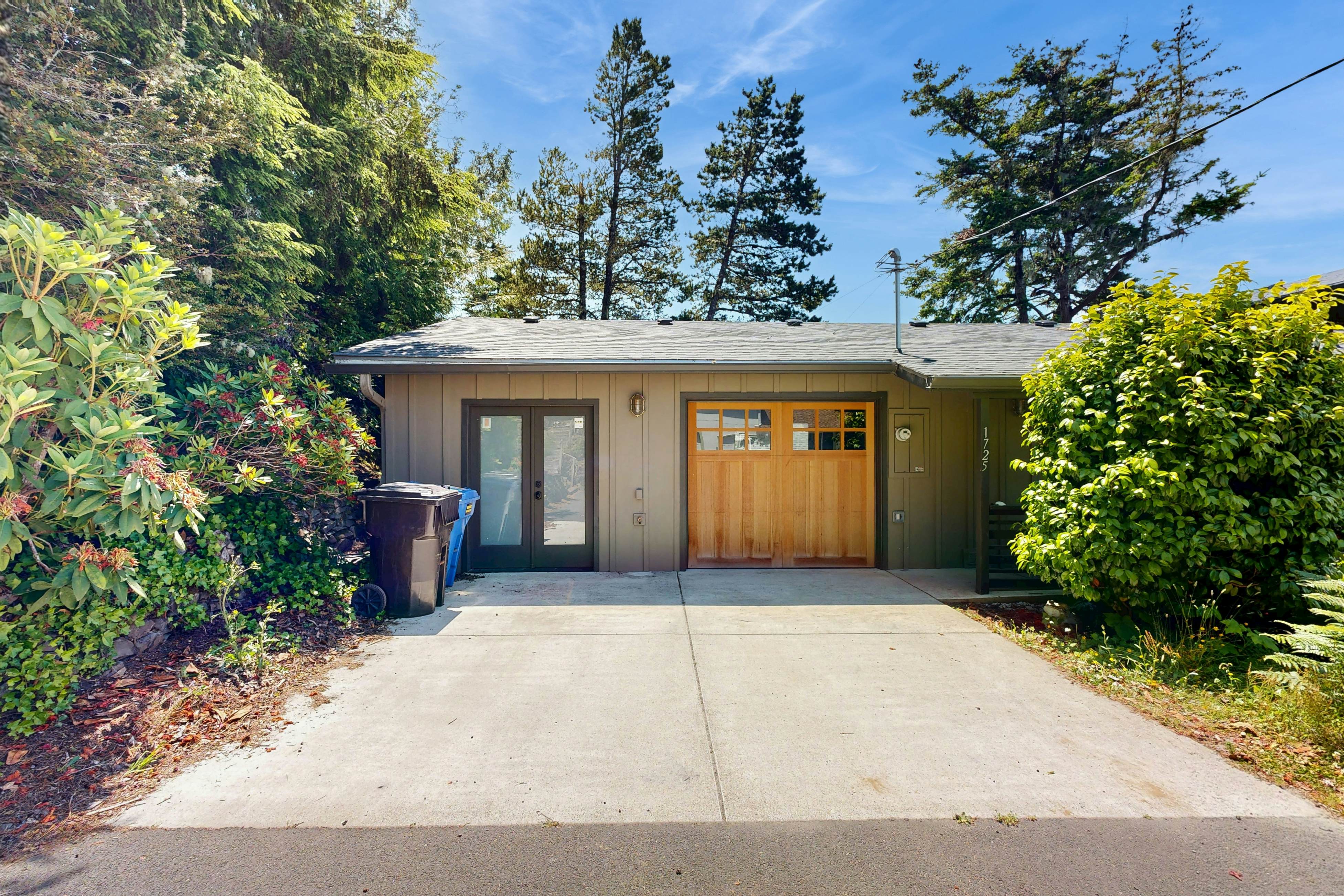 Bay-view, dog-friendly home with a pool table & children's items